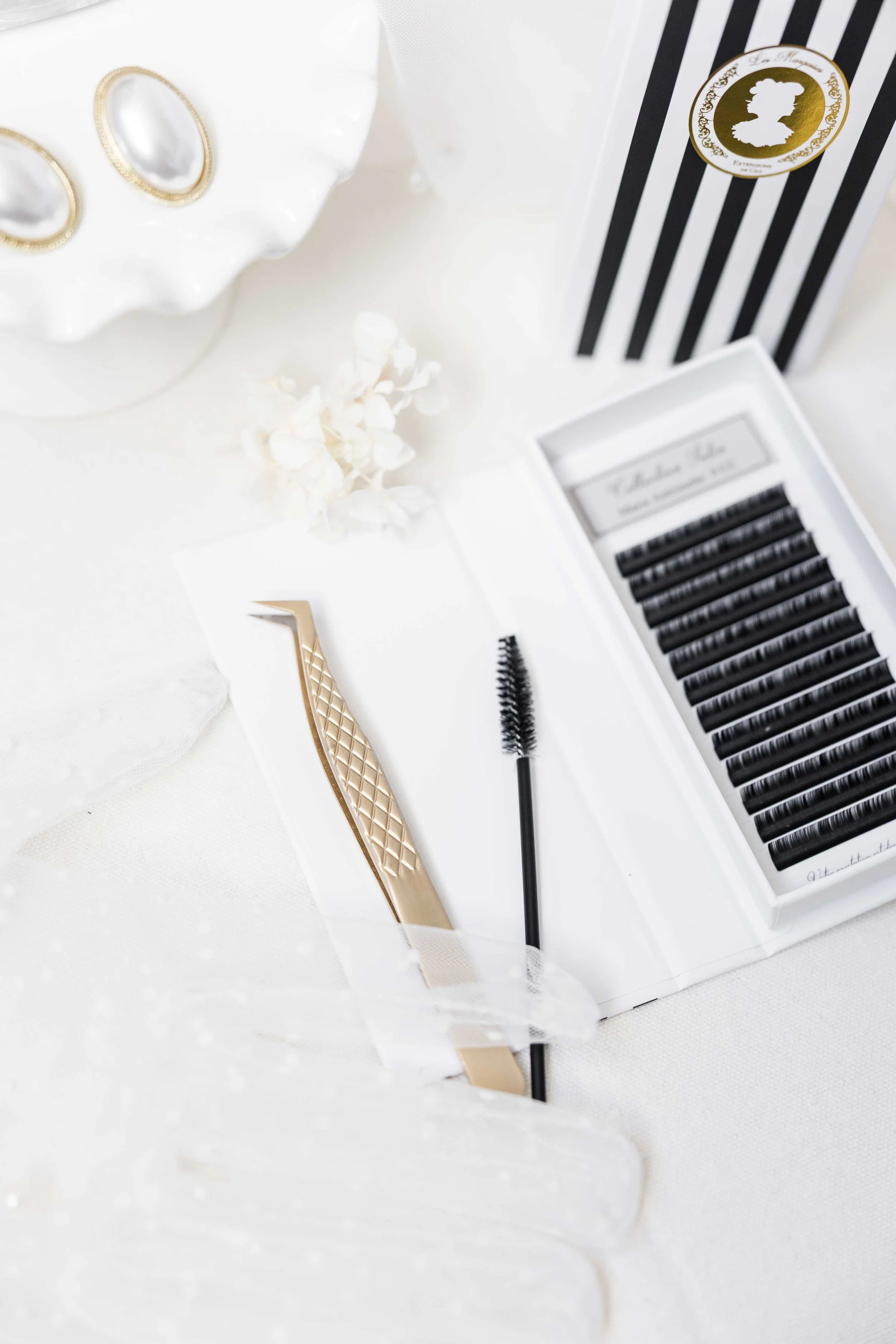 Photographie branding mettant en valeur les outils et l’univers d’une prothésiste ongulaire