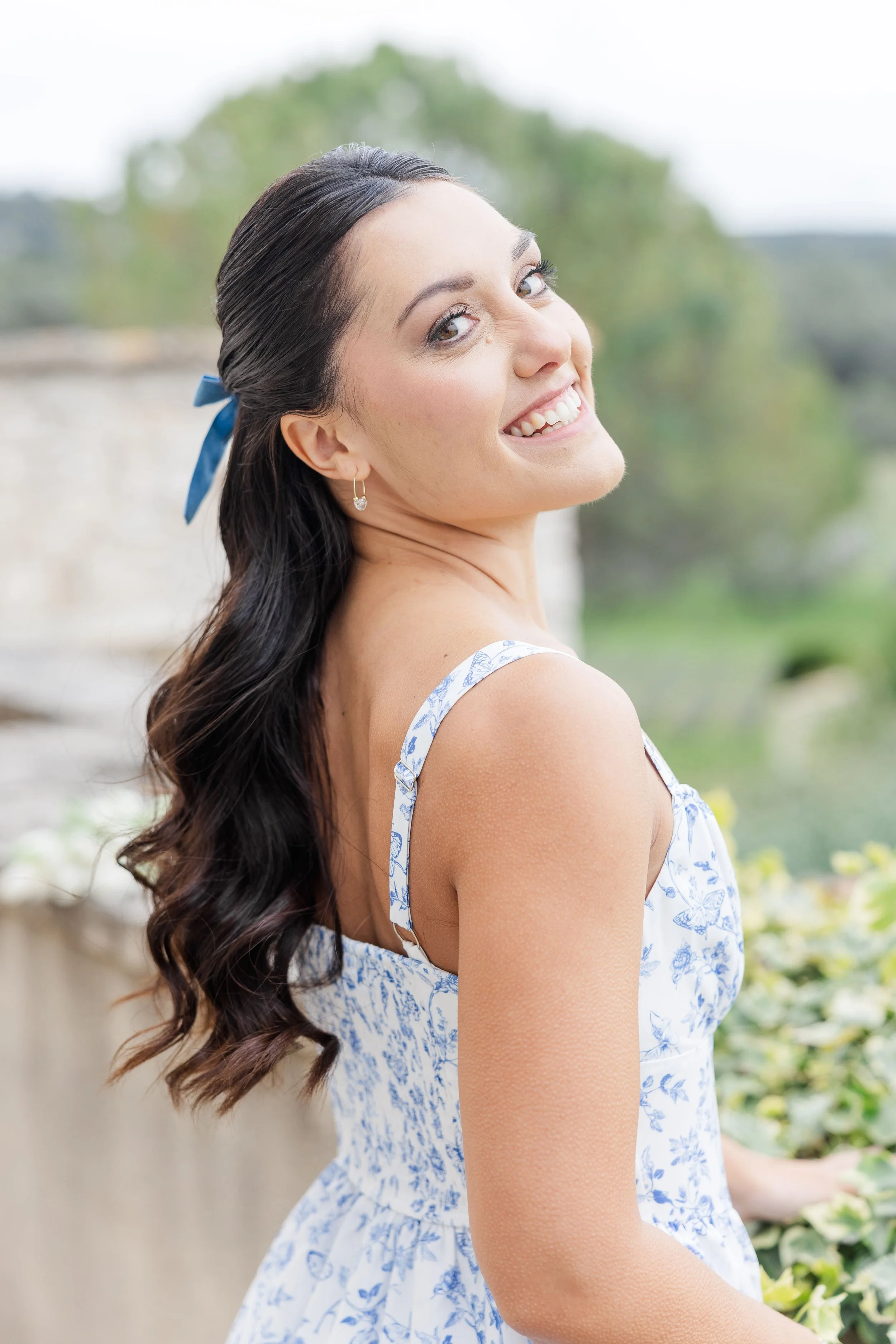 portrait de la fiancée au mas de la rose dans les bouches du rhone durant une séance photo lifestyle 