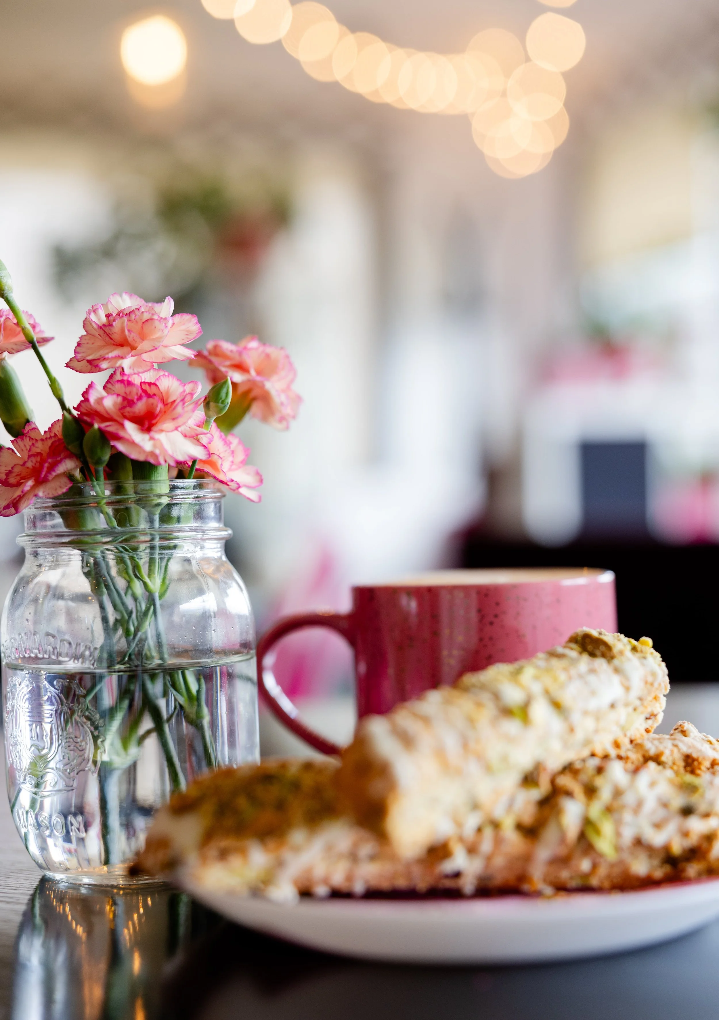 Séance dans un salon de thé pour montrer les patisseries et le décor