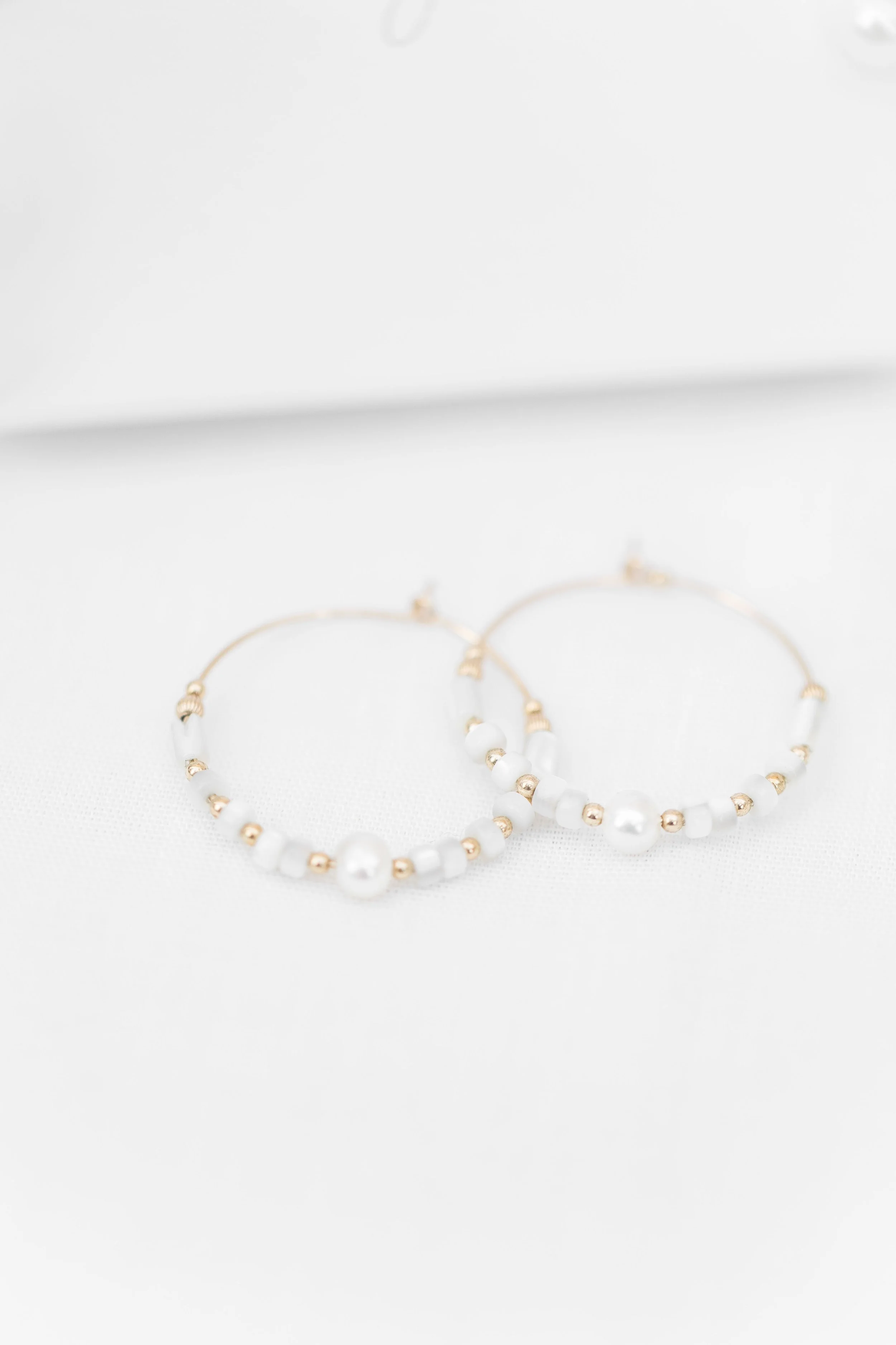 Collection de bijoux délicats photographiée dans un style naturel et élégant