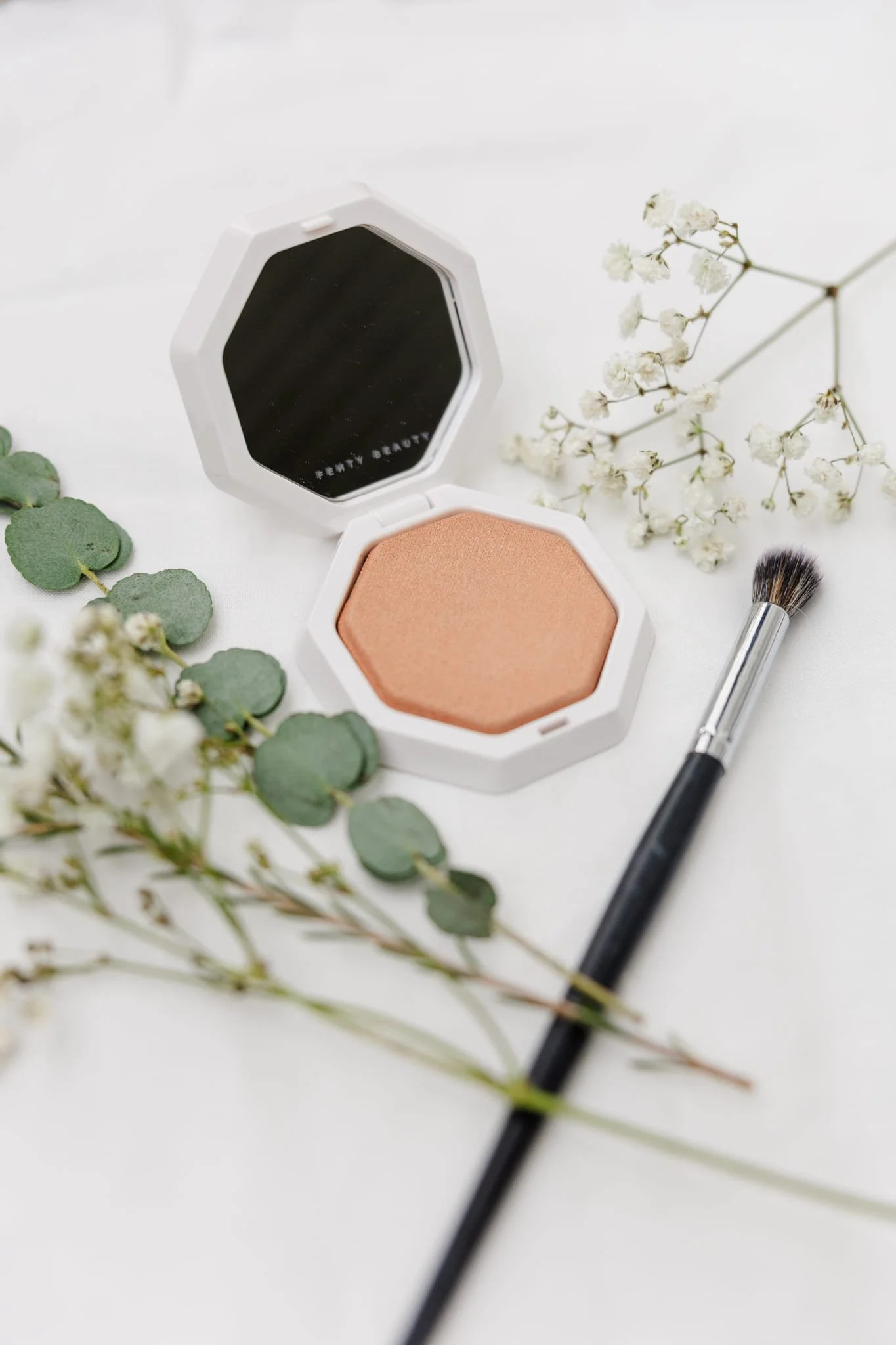 Flatlay maquillage pour une séance branding avec une maquilleuse