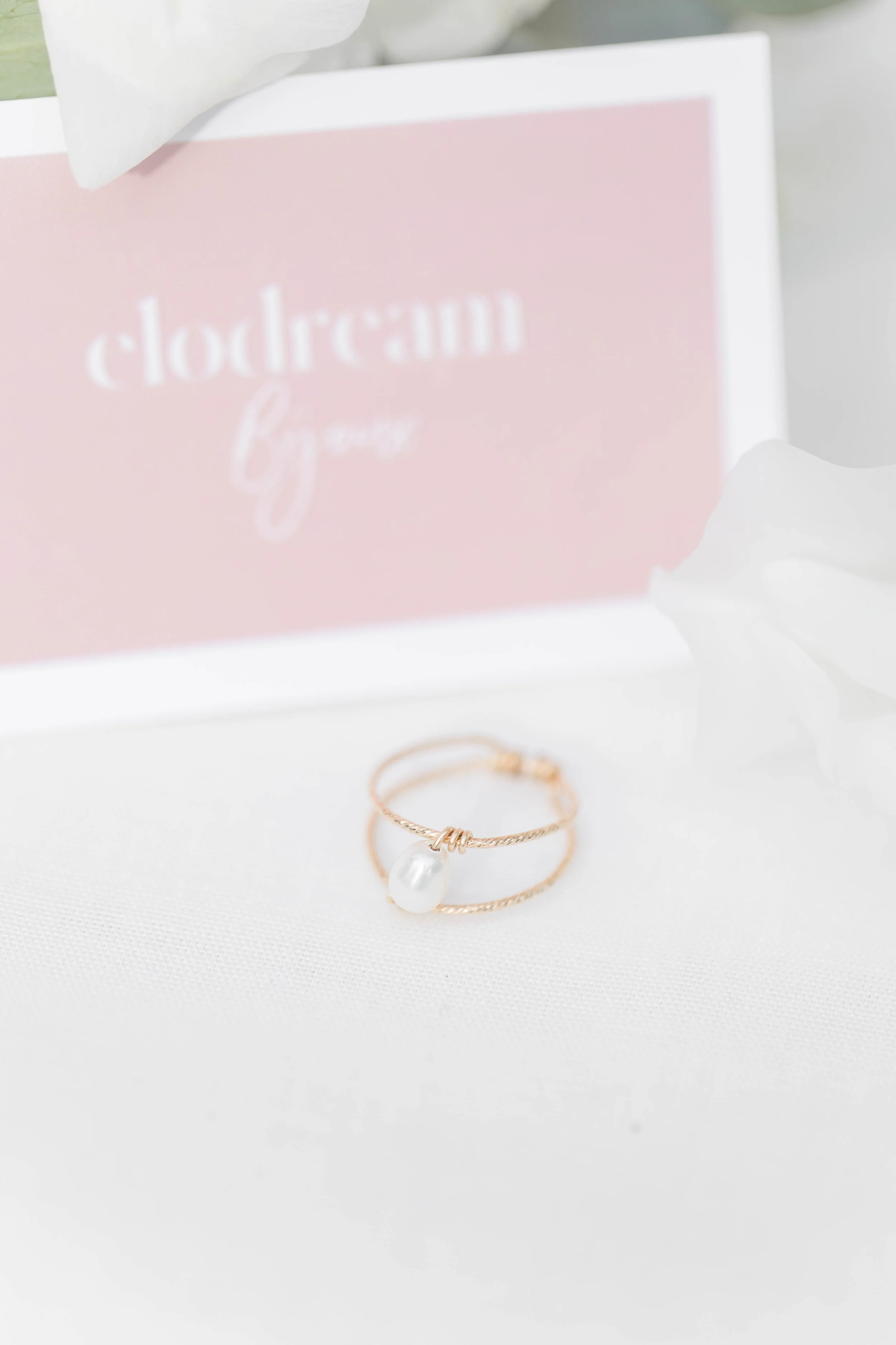 Bague artisanale et supports de communication photographiés pour l’image d’une créatrice