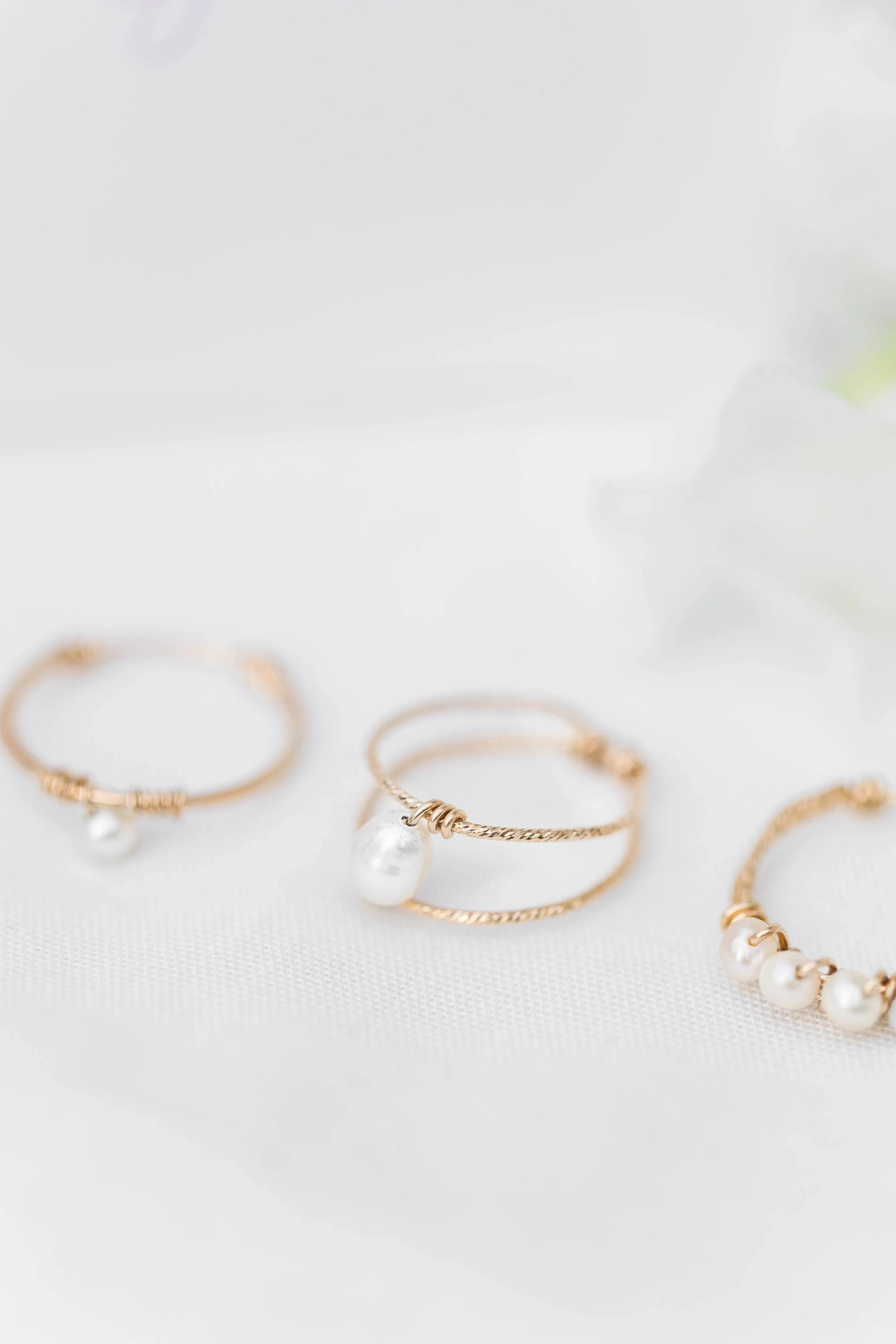 Bijoux artisanaux présentés dans un univers élégant lors d’une séance photo branding