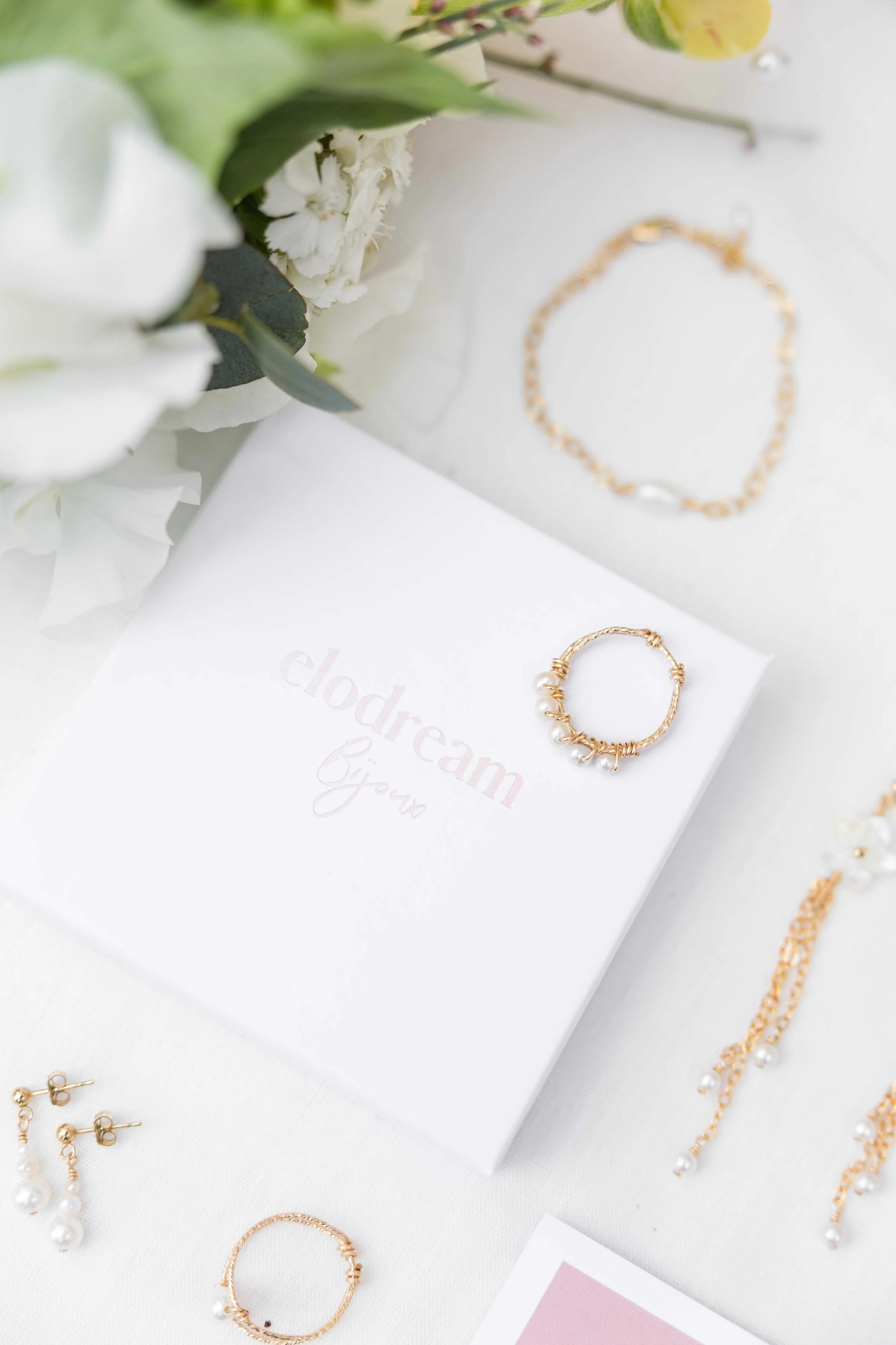 Créations de bijoux et packaging photographiés pour présenter l’univers d’une marque