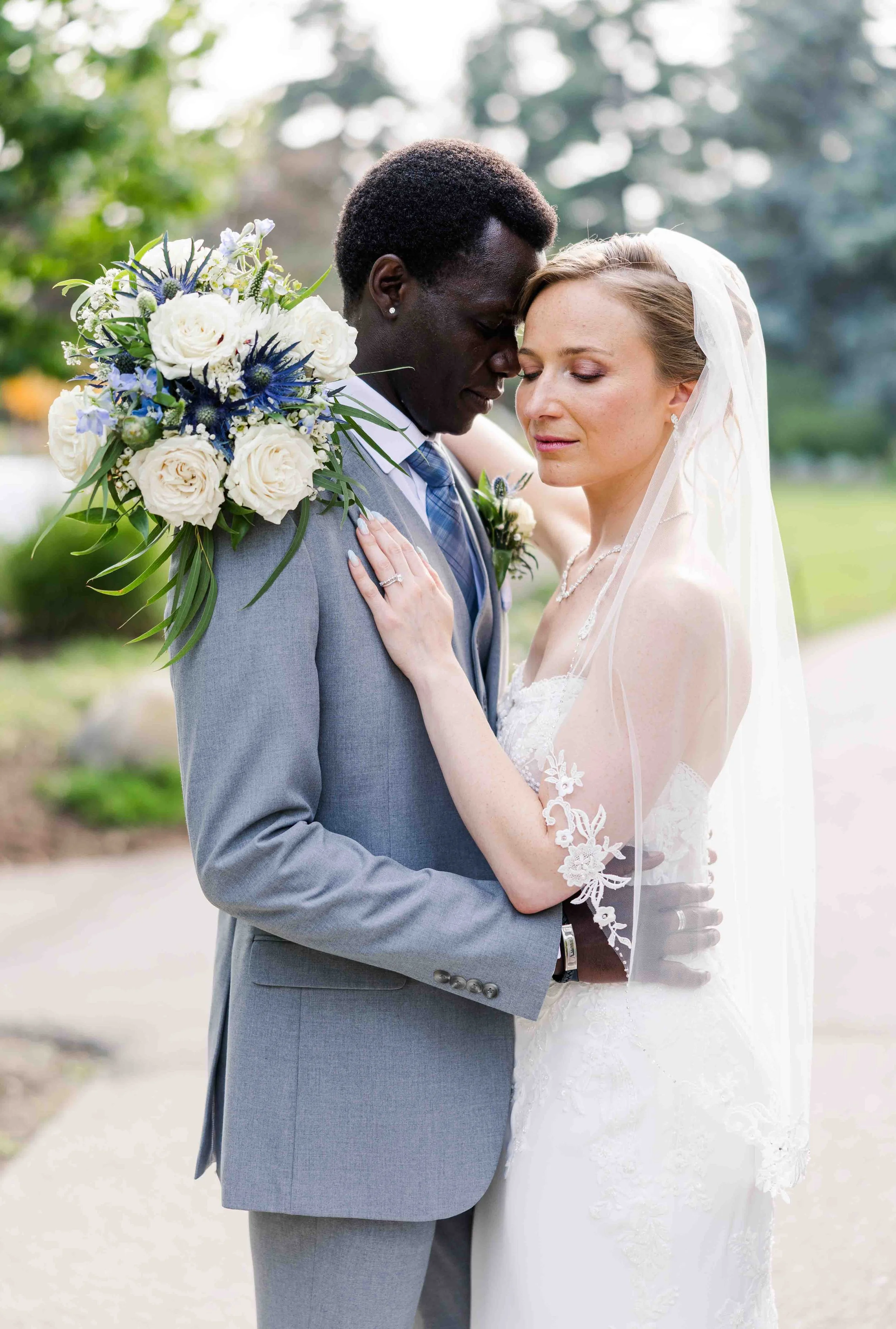 portrait couple durant une session couple pendant leur mariage en provence