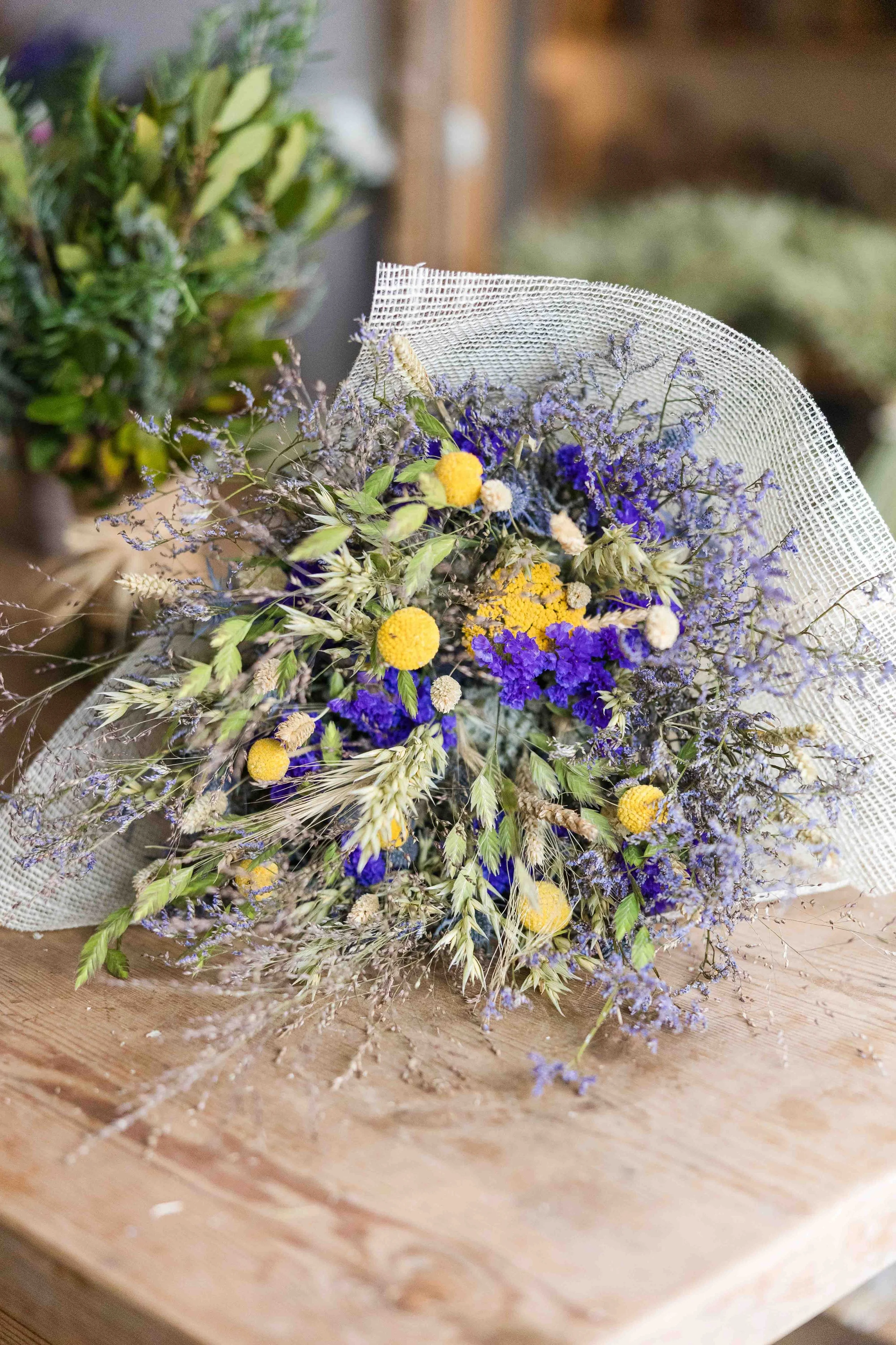 Bouquet de fleurs séchées violettes et jaunes style champêtre créations florales Provence