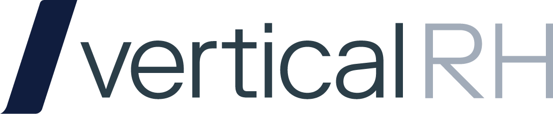 Logotipo com o texto 'verticalRH' em letras cinza claro e azul escuro, com uma faixa azul escura inclinada à esquerda.