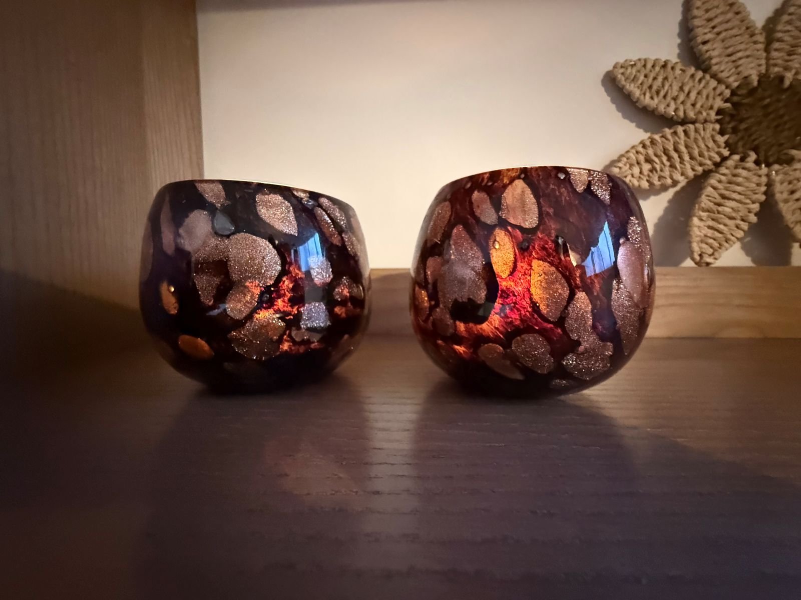 Sfeervolle behandelruimte met kaarslicht in praktijk voor keizersnedebehandeling