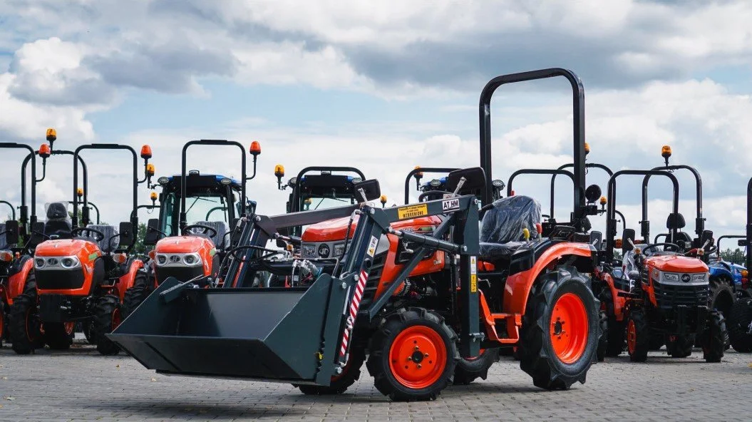 Hinomoto HM‑3030 con caricatore frontale – potenza e versatilità in un formato compatto