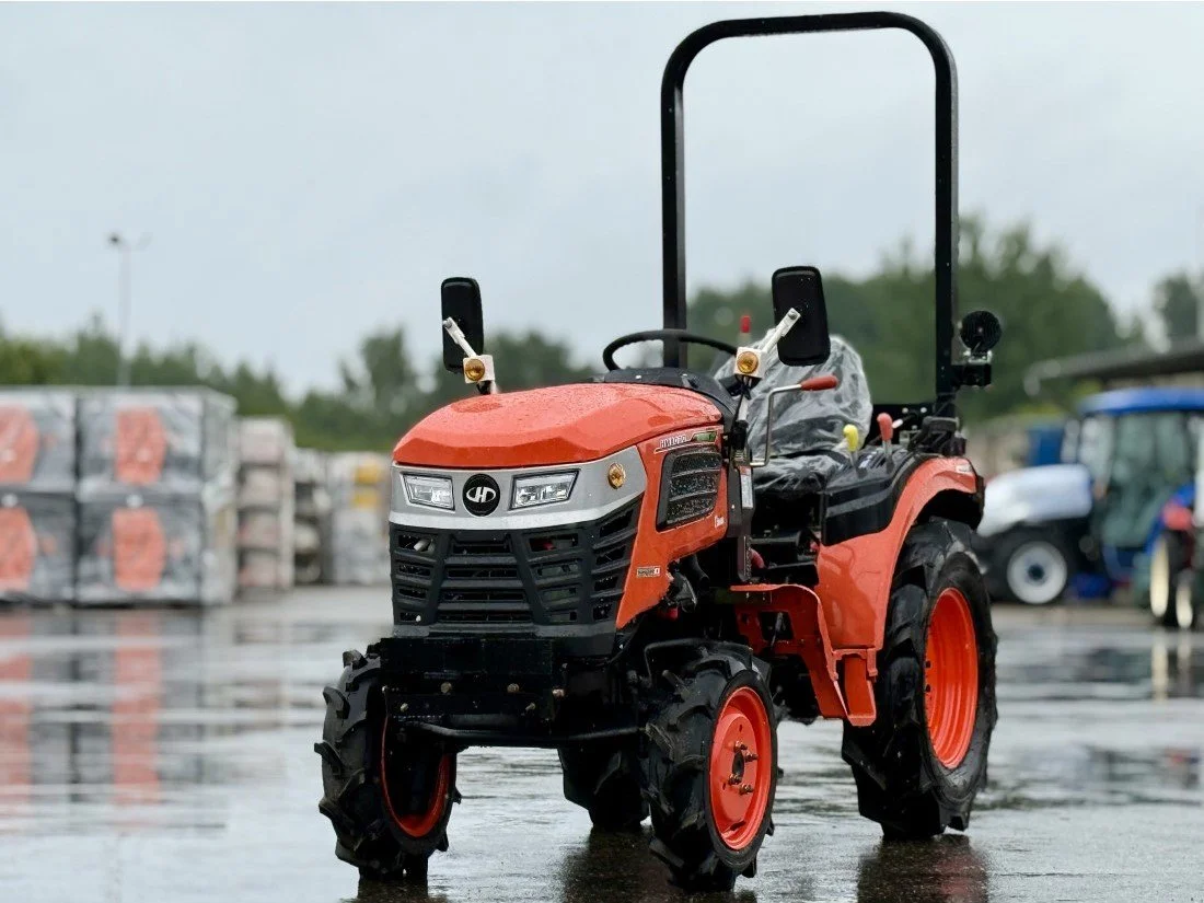 Il trattore compatto nuovo Hinomoto HM-3025, progettato secondo la scuola di ingegneria giapponese, con motore Caterpillar, vista anteriore