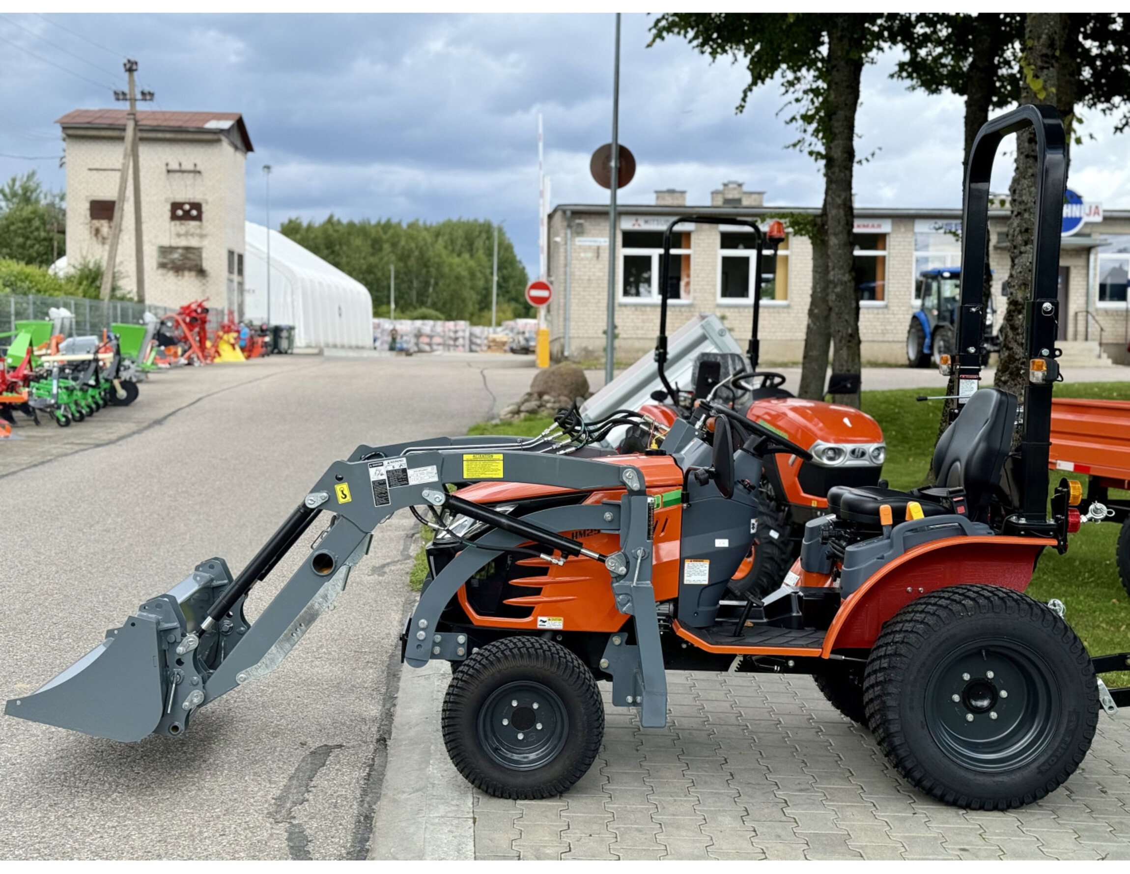 hinomoto-hm-255-hst-with-front-loader (8).jpg