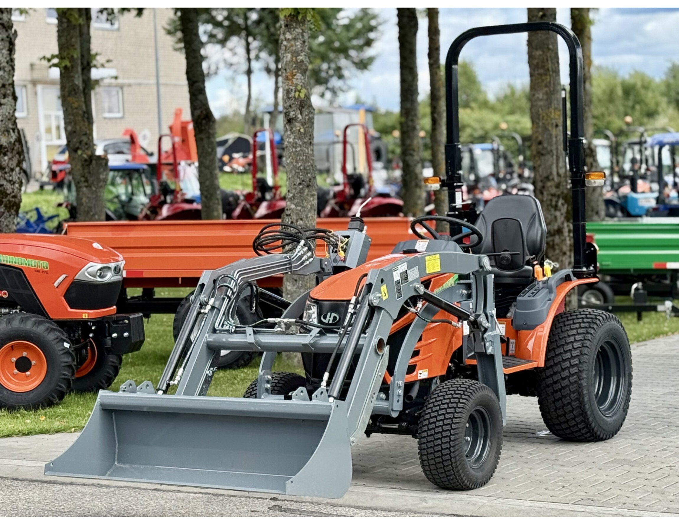 hinomoto-hm-255-hst-with-front-loader (4) (1).jpg