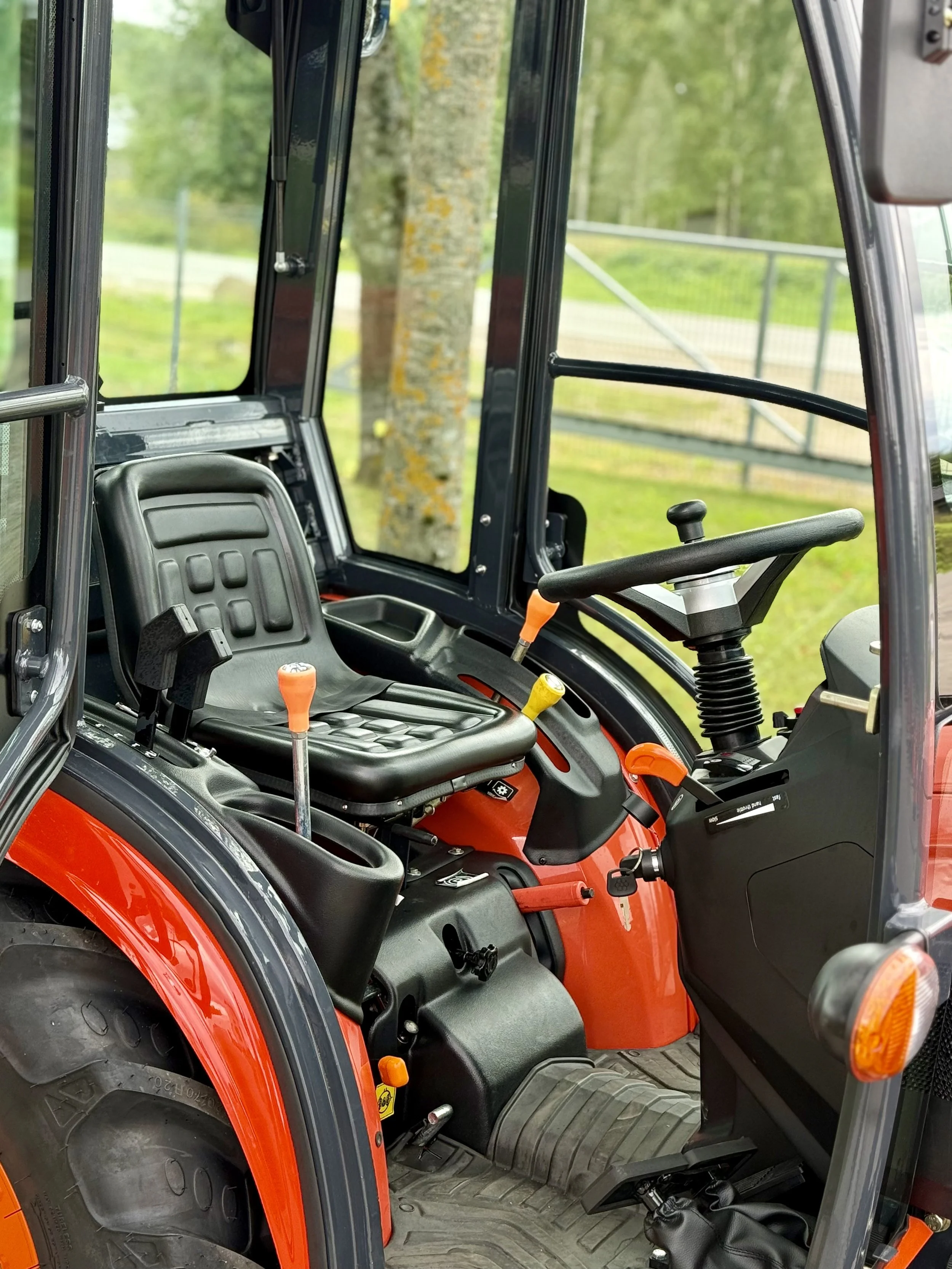 Il nuovo trattore compatto Hinomoto HM-275 con cabina è sicuro e maneggevole, ideale per lavori agricoli e professionali, con qualità giapponese, vista della cabina