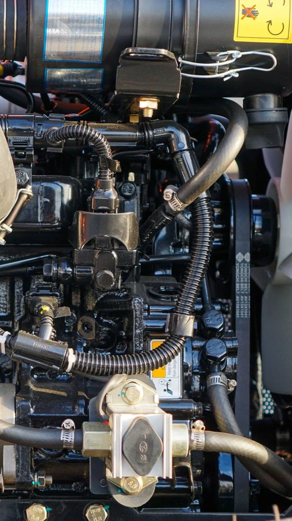 Il nuovo trattore compatto Hinomoto HM-275 con il leggendario motore Caterpillar, vista laterale del motore