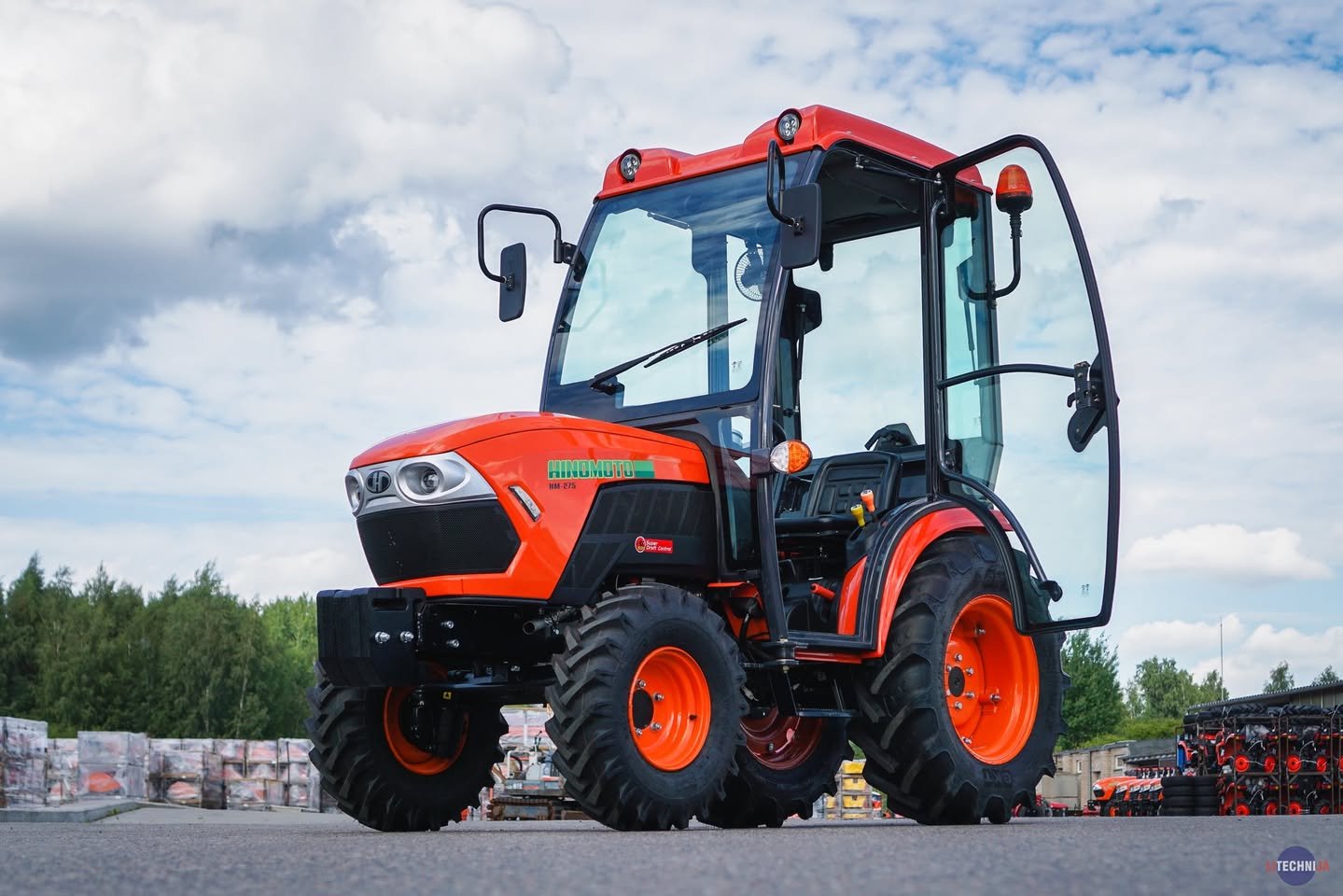 Hinomoto HM-275 con cabina, trattore compatto, vista laterale – ingegneria giapponese dal 1863