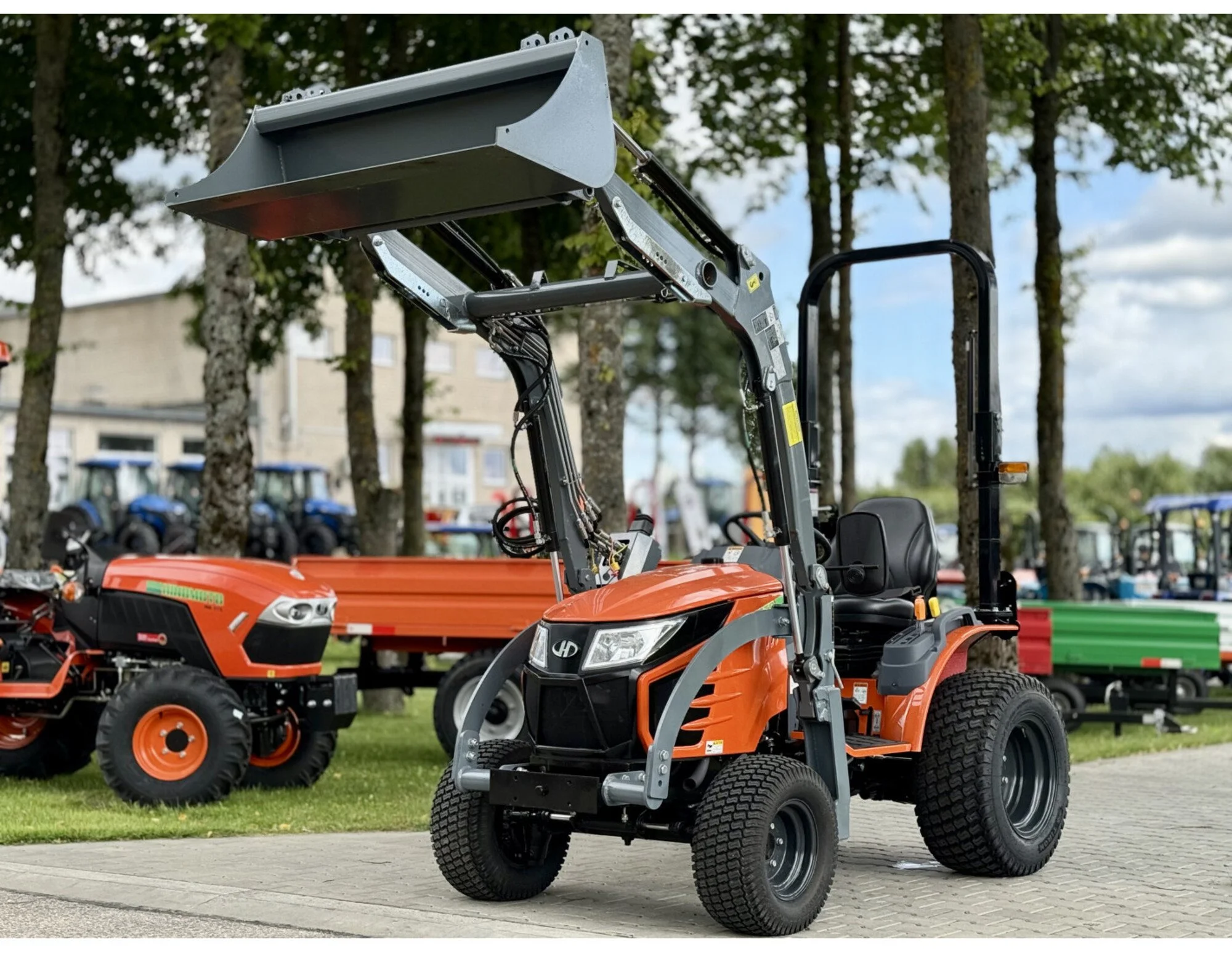 hinomoto-hm-255-hst-with-front-loader (2) (1).jpg