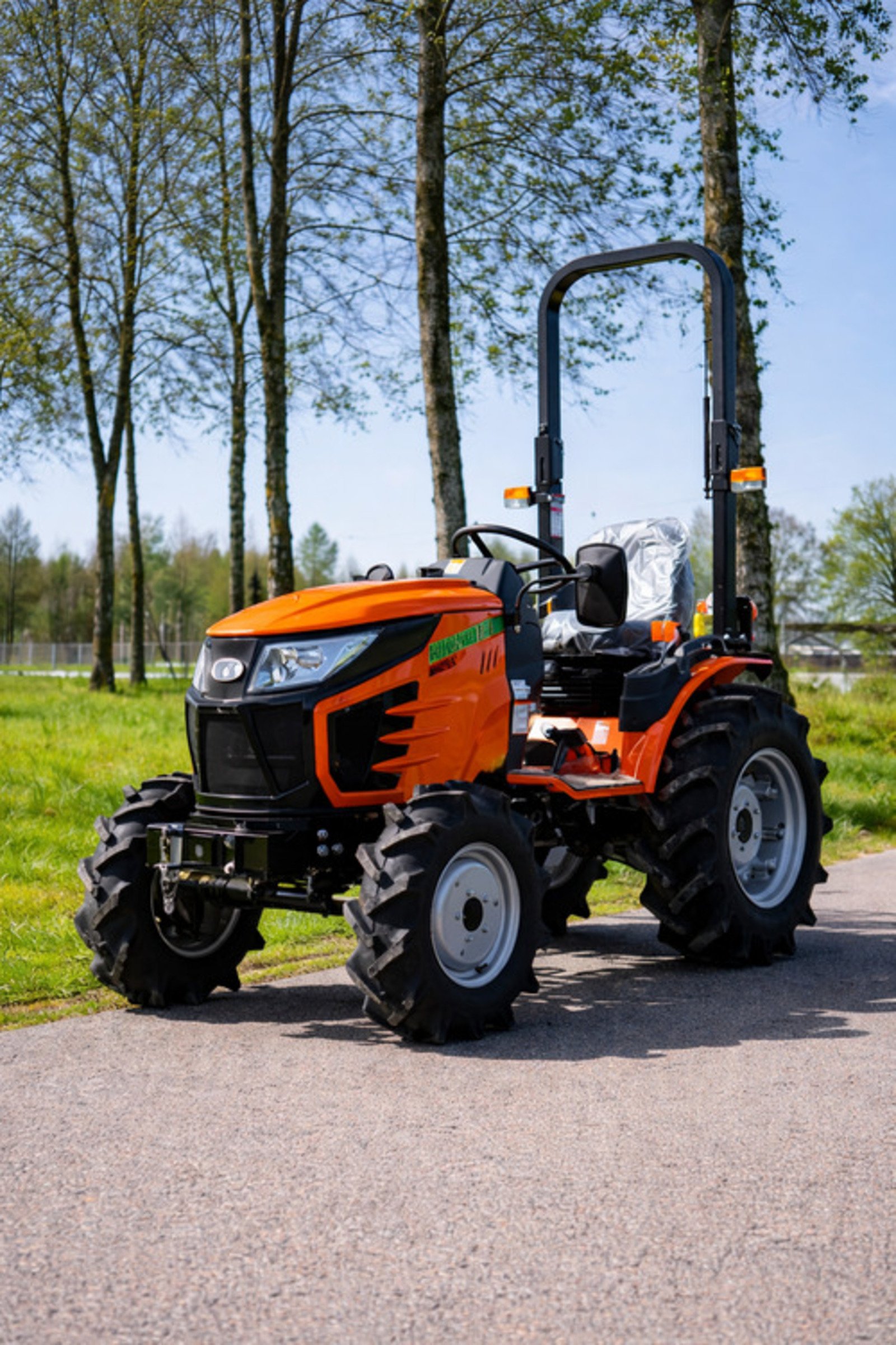 Trattore Hinomoto HM 255 vista laterale sinistra, compatto e maneggevole