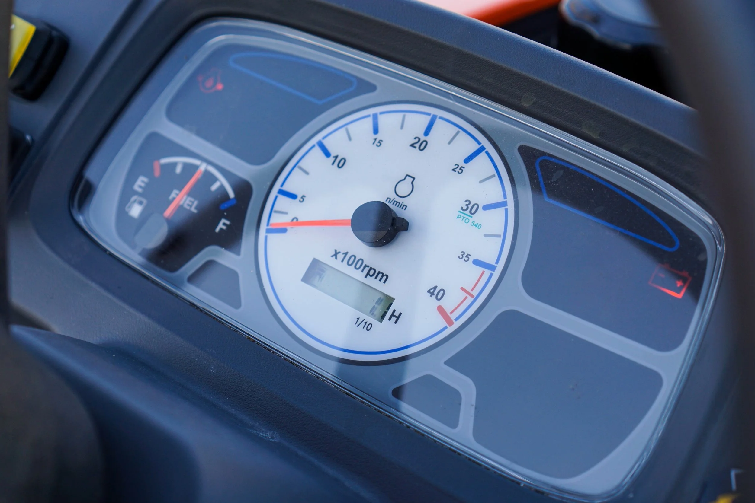 Hinomoto HM-255, pannello di controllo con leve di comando – tecnologia giapponese