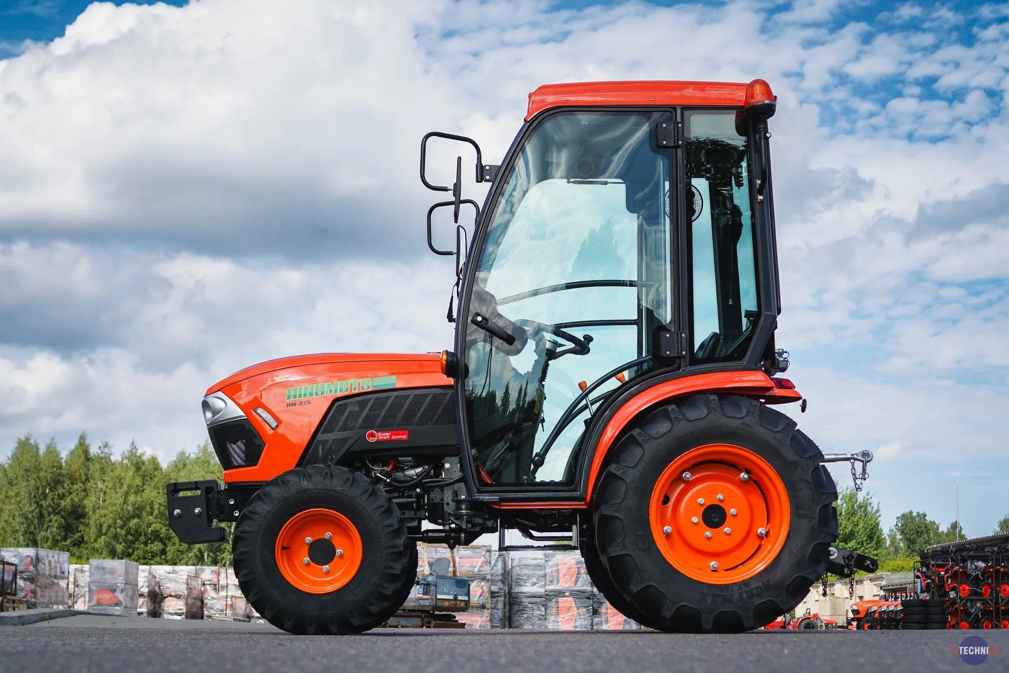 Hinomoto HM-275 con cabina, trattore compatto, vista laterale elegante – un capolavoro dell’ingegneria giapponese dal 1863