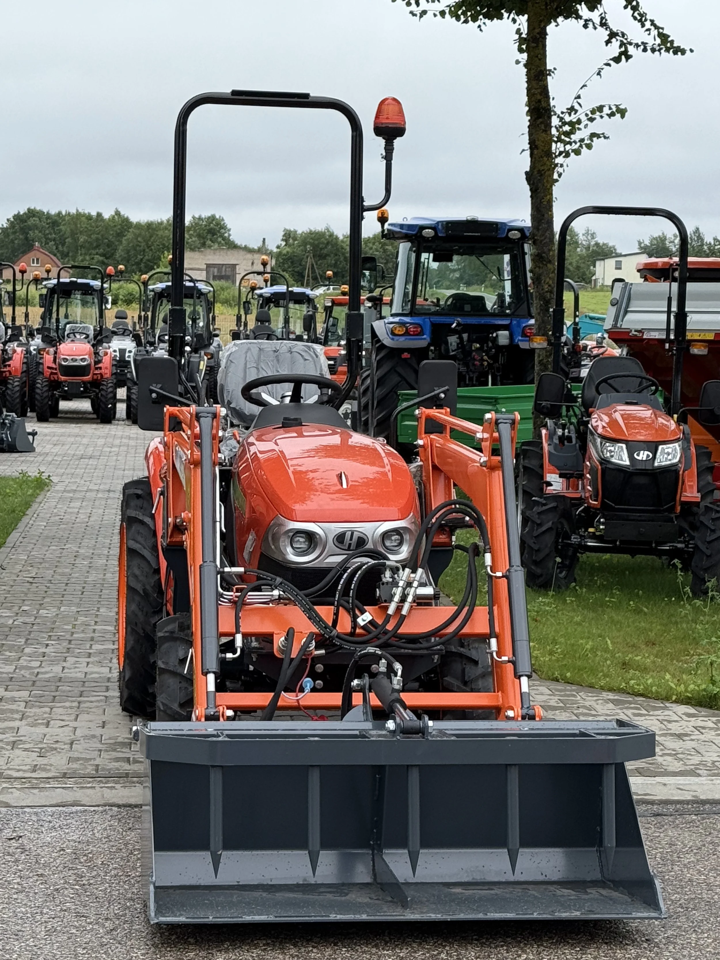 Hinomoto HM-275 con caricatore frontale multifunzionale, vista anteriore – potenza e controllo giapponesi