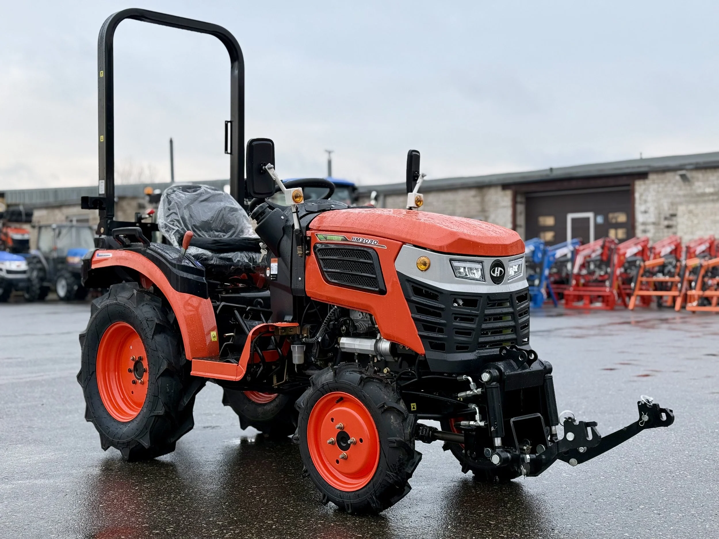 Hinomoto HM-3030 2X con sollevatore e PTO anteriore  – quando serve il massimo