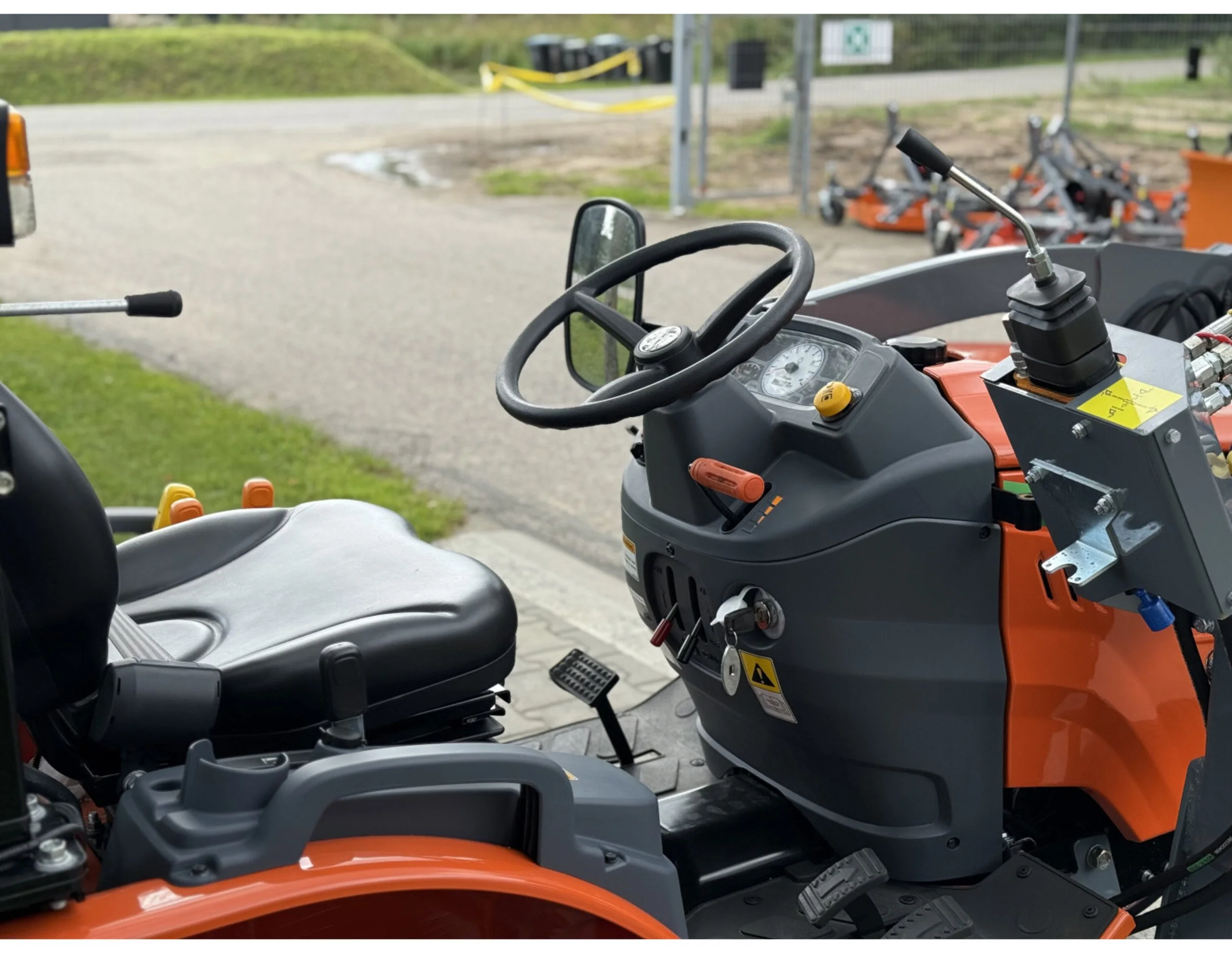 hinomoto-hm-255-hst-with-front-loader (20).jpg