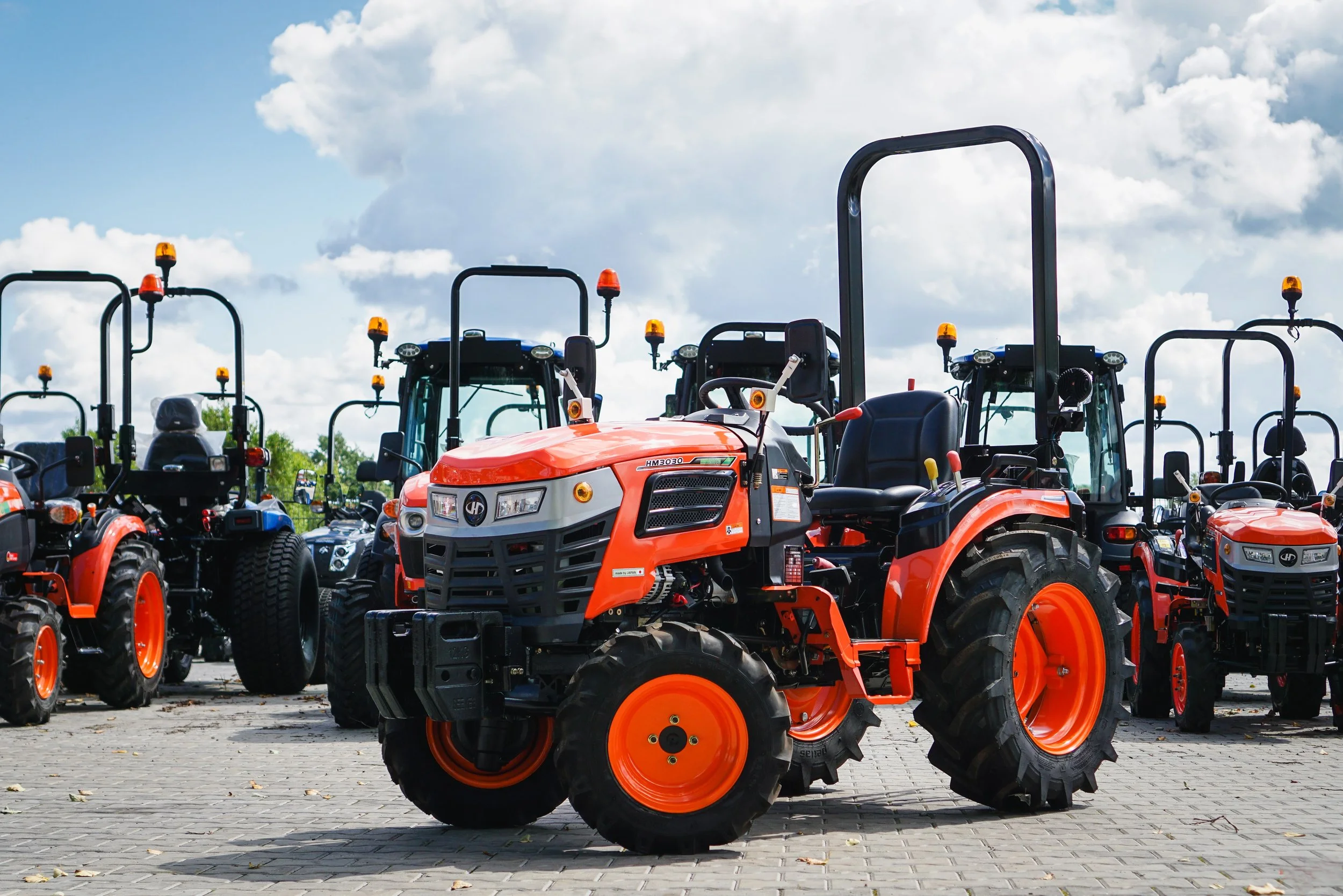 Hinomoto HM-3030 Premium, trattore nuovo giapponese, vista anteriore angolata