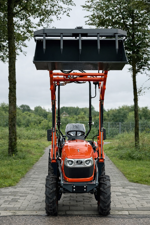 Hinomoto HM-275 con caricatore frontale multifunzionale, vista frontale – prestazioni professionali senza compromessi