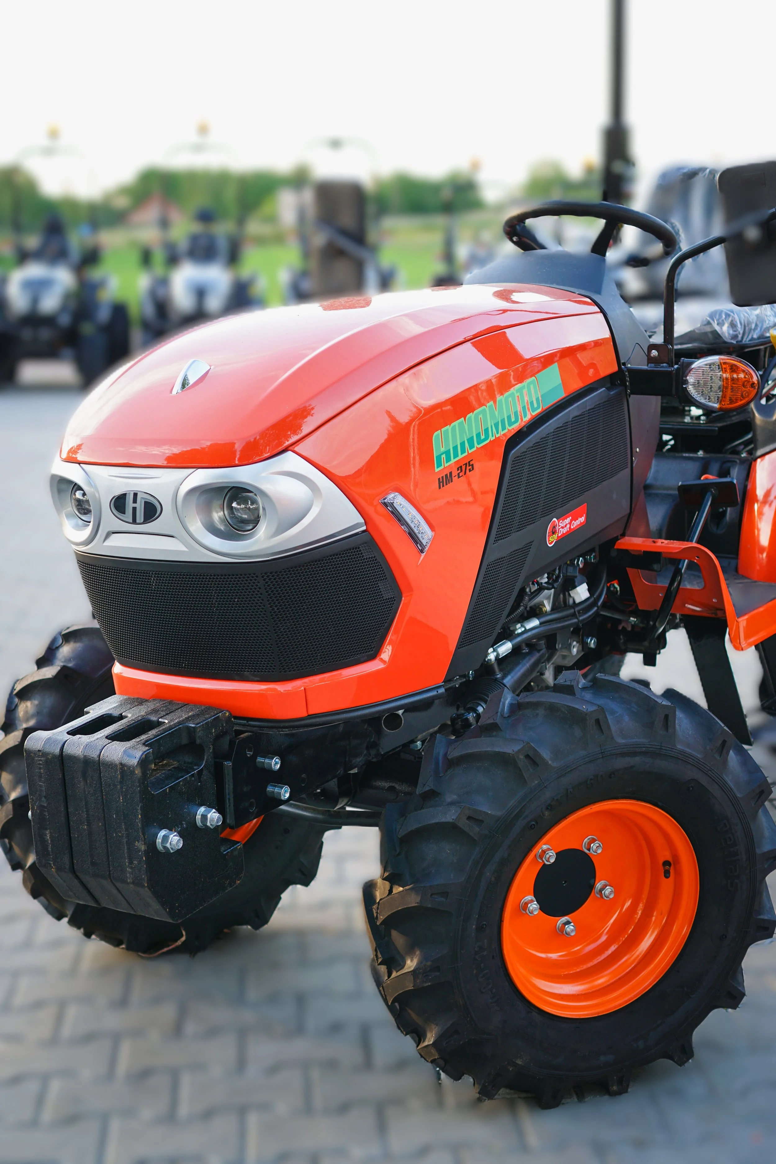 Hinomoto HM-275 è un trattore compatto affidabile e versatile, progettato con ingegneria giapponese per uso agricolo e professionale.