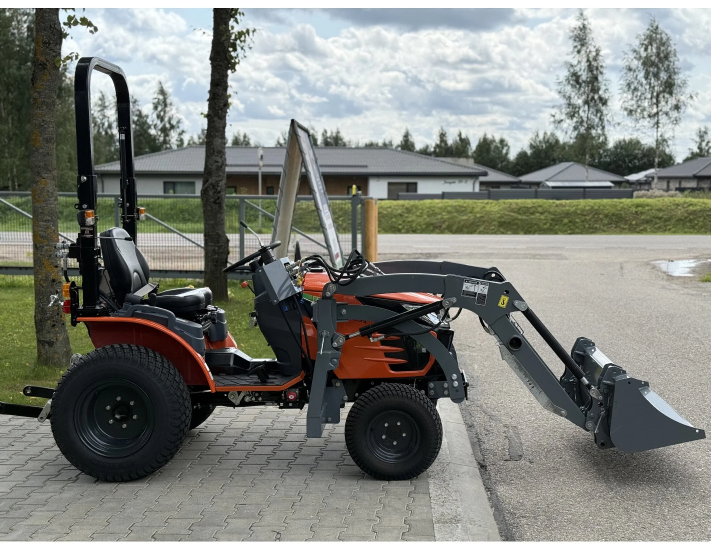 hinomoto-hm-255-hst-with-front-loader (7).jpg