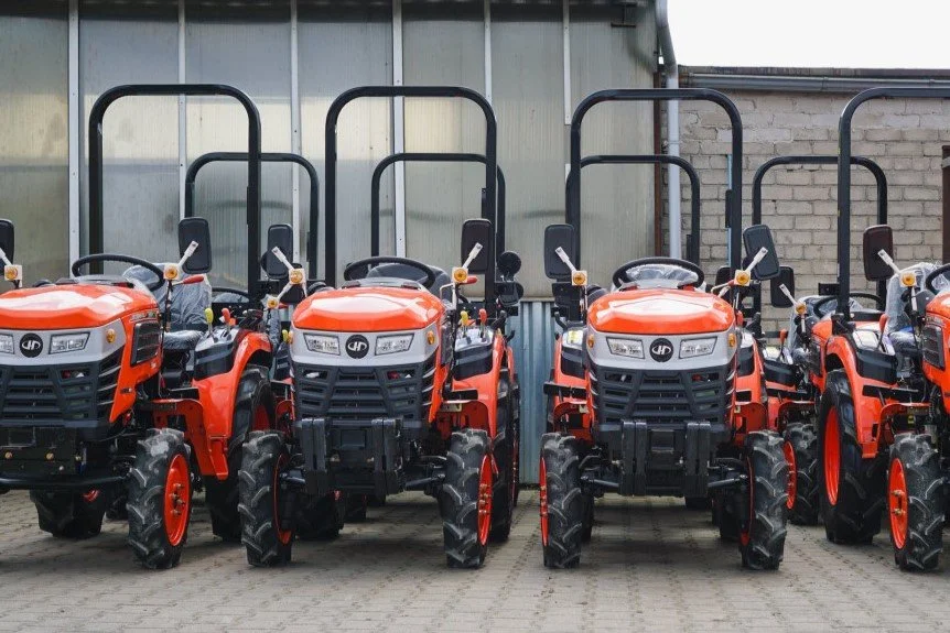 Gruppo di trattori Hinomoto HM-3025, vista anteriore – tradizione e ingegneria giapponese