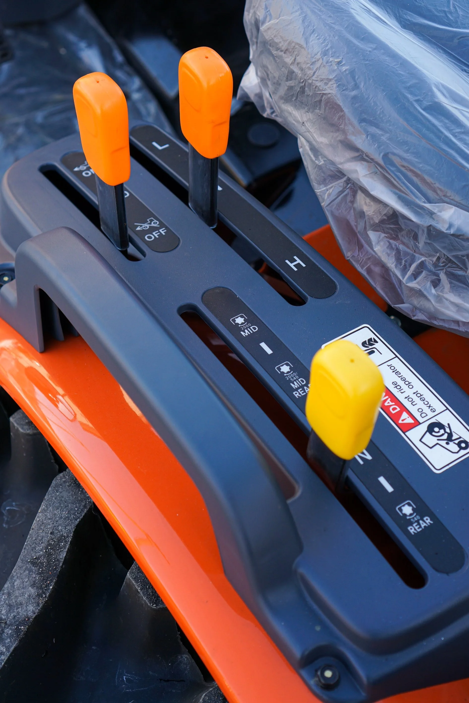 Pannello di controllo del trattore nuovo Hinomoto HM-255 con leve di comando