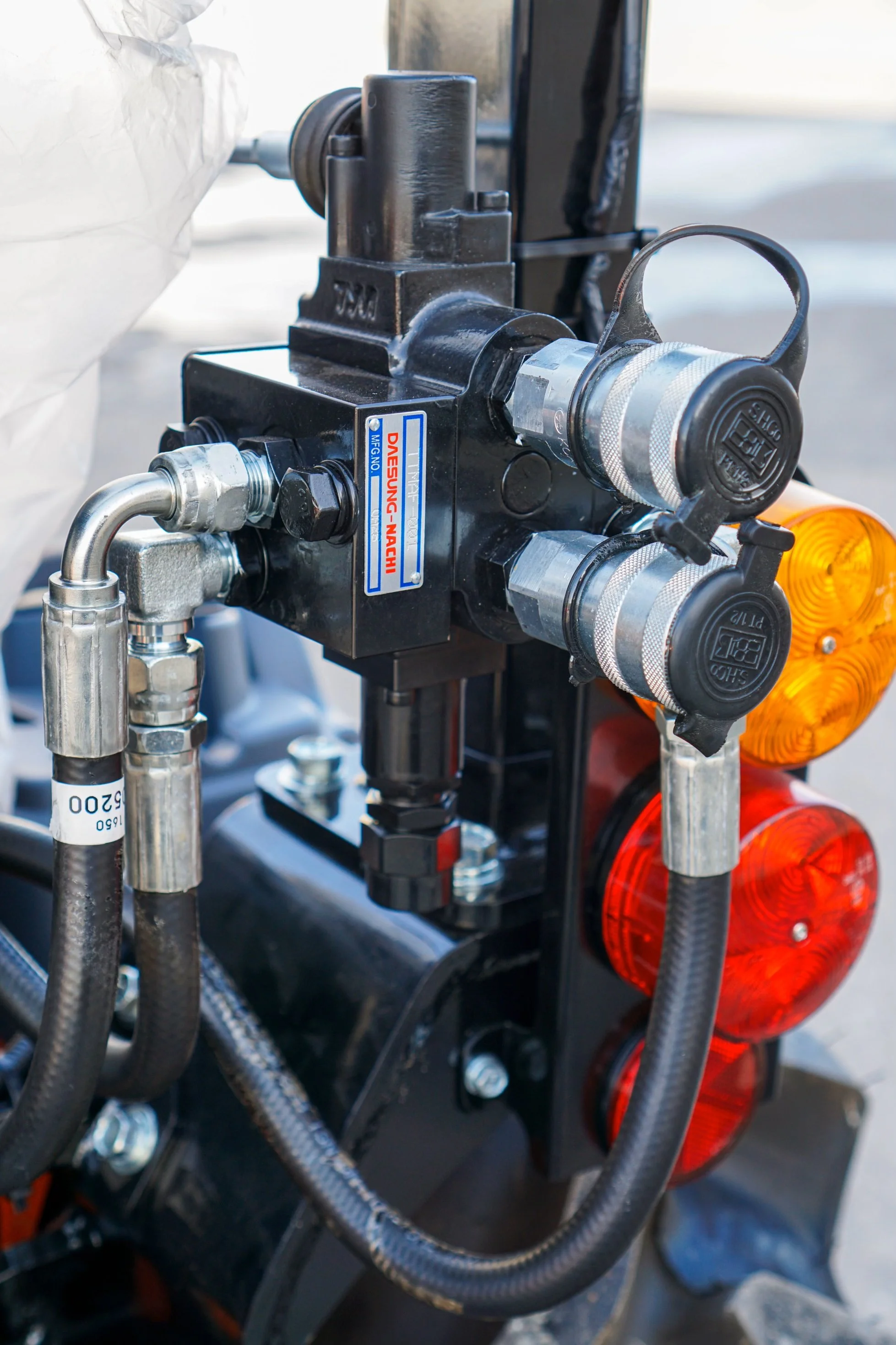 Distributore idraulico del trattore nuovo Hinomoto HM-255, vista posteriore