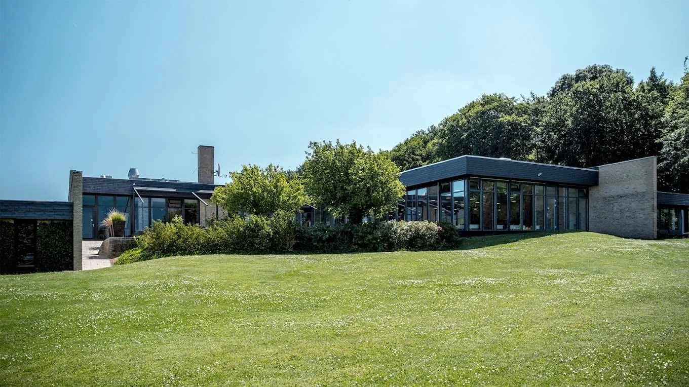 Teambuilding på HUSET Middelfart – moderne konferencecenter midt i naturen på Fyn. Lyse lokaler og grønne omgivelser skaber optimale betingelser for samarbejde, innovation og fællesskab.