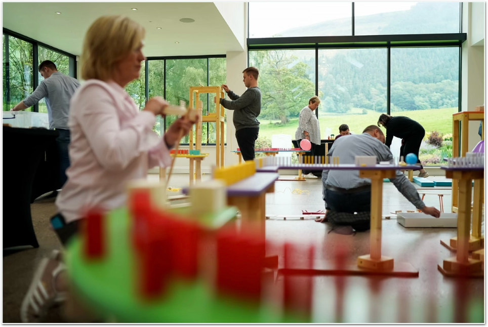 Chain Reaction – teamwork, kreativitet og kommunikation i fuldt fokus. Holdene bygger hver deres del af en kædereaktion, hvor alt skal gå op i en højere enhed for at lykkes.