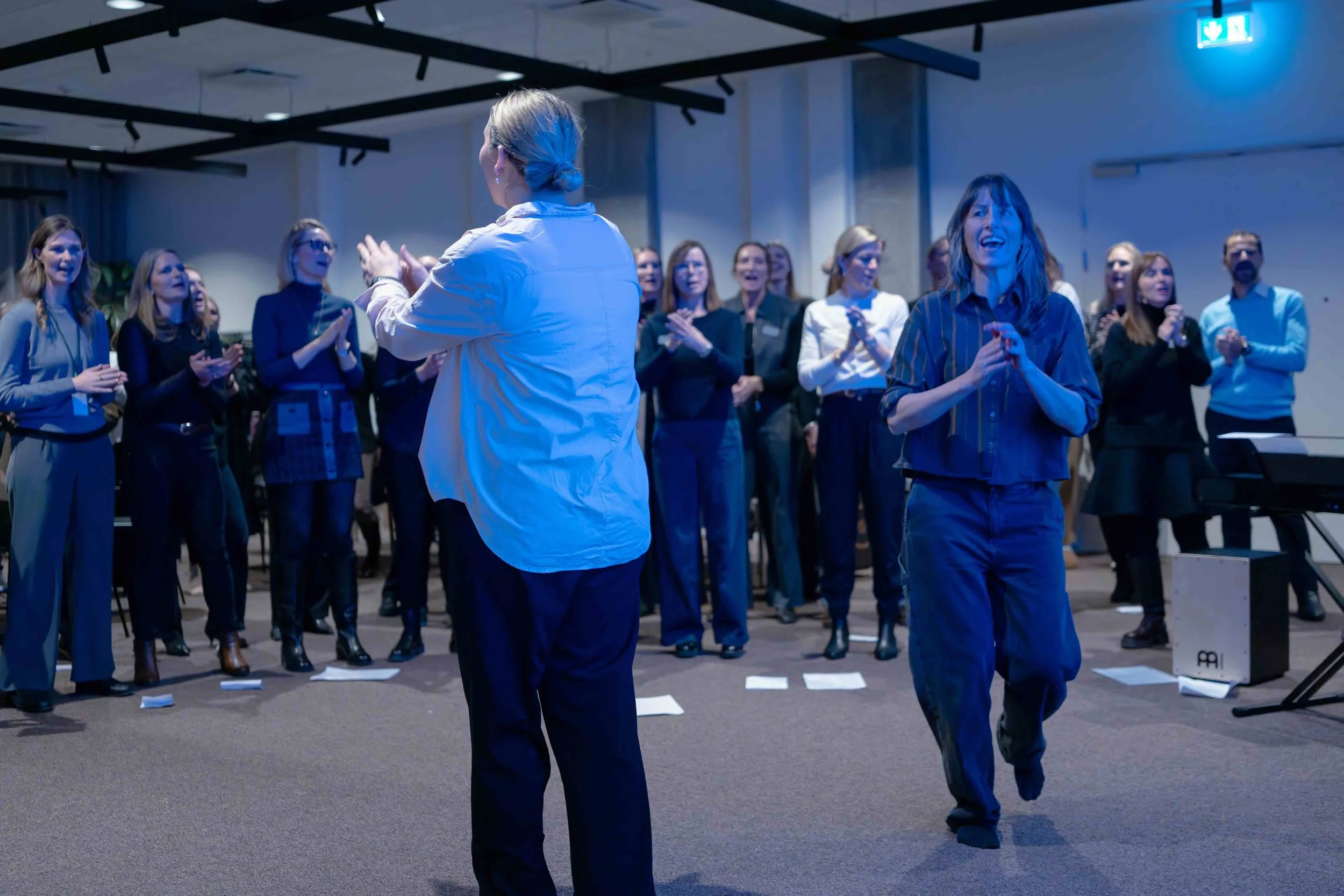 Be Brave er en inkluderende teambuilding-workshop, der styrker samarbejde, tryghed og fællesskab gennem guidede vokaløvelser. En meningsfuld aktivitet for teams og virksomheder i hele Danmark, der ønsker stærkere relationer og bedre trivsel.