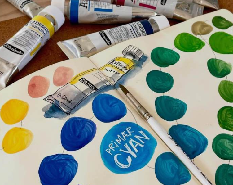 Farvelægning af akvarelfarver, nogle malede farvetaster og en blyant på et papirark. Der er også tuber af akvarelfarve og en malerpensel.