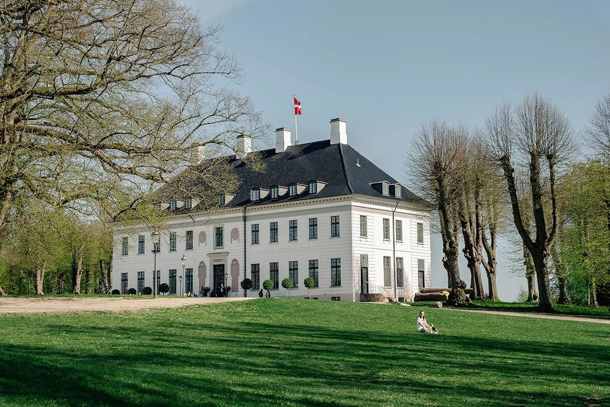 Teambuilding på Bernstorff Slot i Gentofte – historiske omgivelser midt i grønne parker. Elegant slot nær København, hvor ro, natur og kultur skaber ideelle rammer for samarbejde.