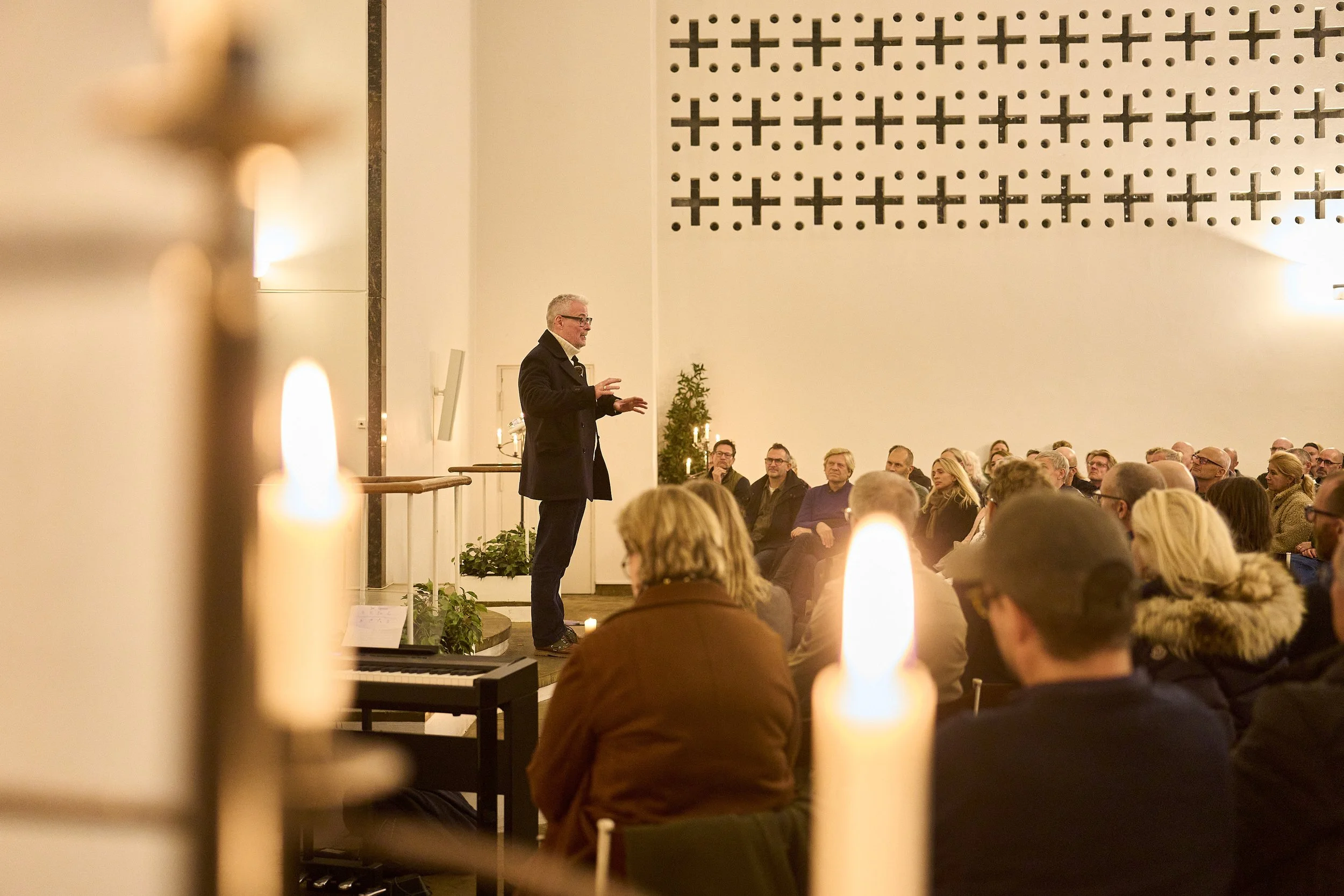 Inspirerende talks og events, der samler mennesker om nye perspektiver, nærvær og refleksion. Vi skaber rammerne for samtaler, der bevæger – i alt fra kirkerum til konferencer og natur.