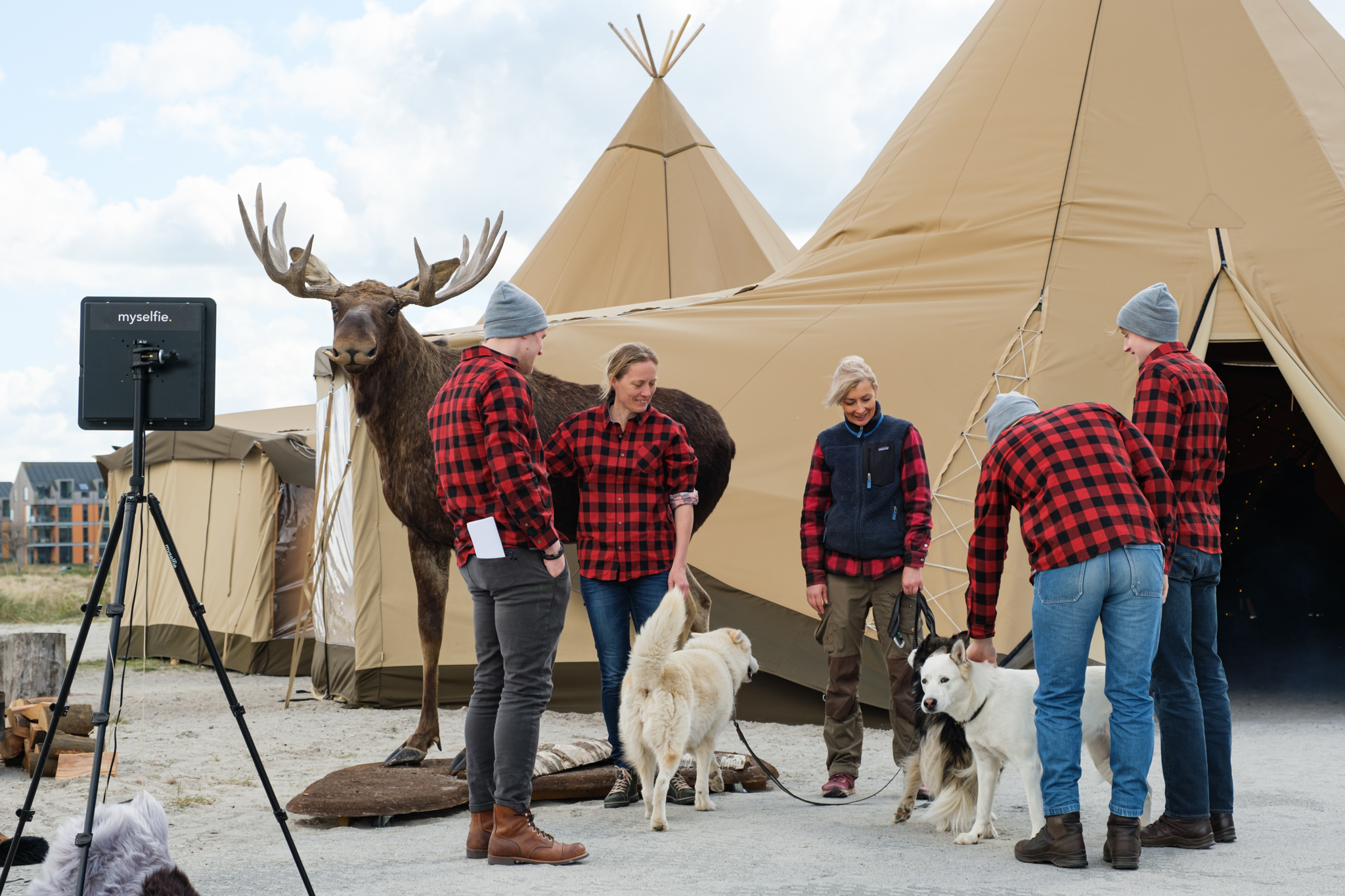 Teambuilding event i naturen – samarbejde, grin og fællesskab i autentiske omgivelser. Udendørs aktiviteter med nordisk stemning skaber energi, samhørighed og stærke relationer.