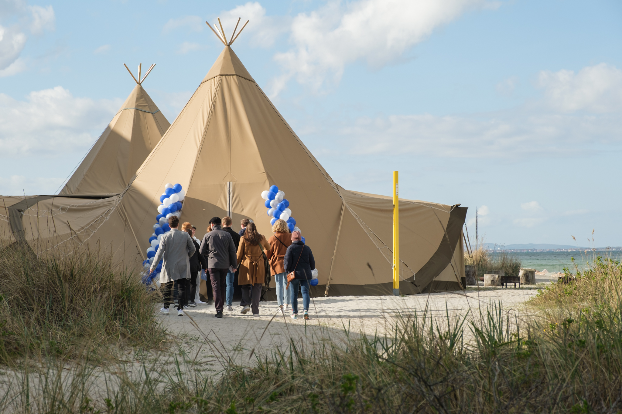 Event i naturen – stemningsfuldt og unikt Gæster ankommer til et event i store tipitelte på stranden, omgivet af hav, klitter og frisk luft. Perfekt til teambuilding, firmafester og særlige øjeblikke med kollegaer.