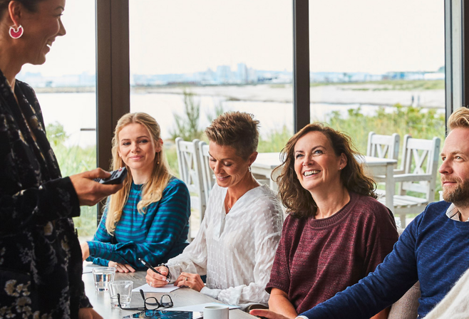 ChatGPT sagde: Det Gode Møde – workshop med fokus på effektiv kommunikation, samarbejde og trivsel. Gennem dialog og øvelser skabes stærkere relationer og møder med mere energi og mening.
