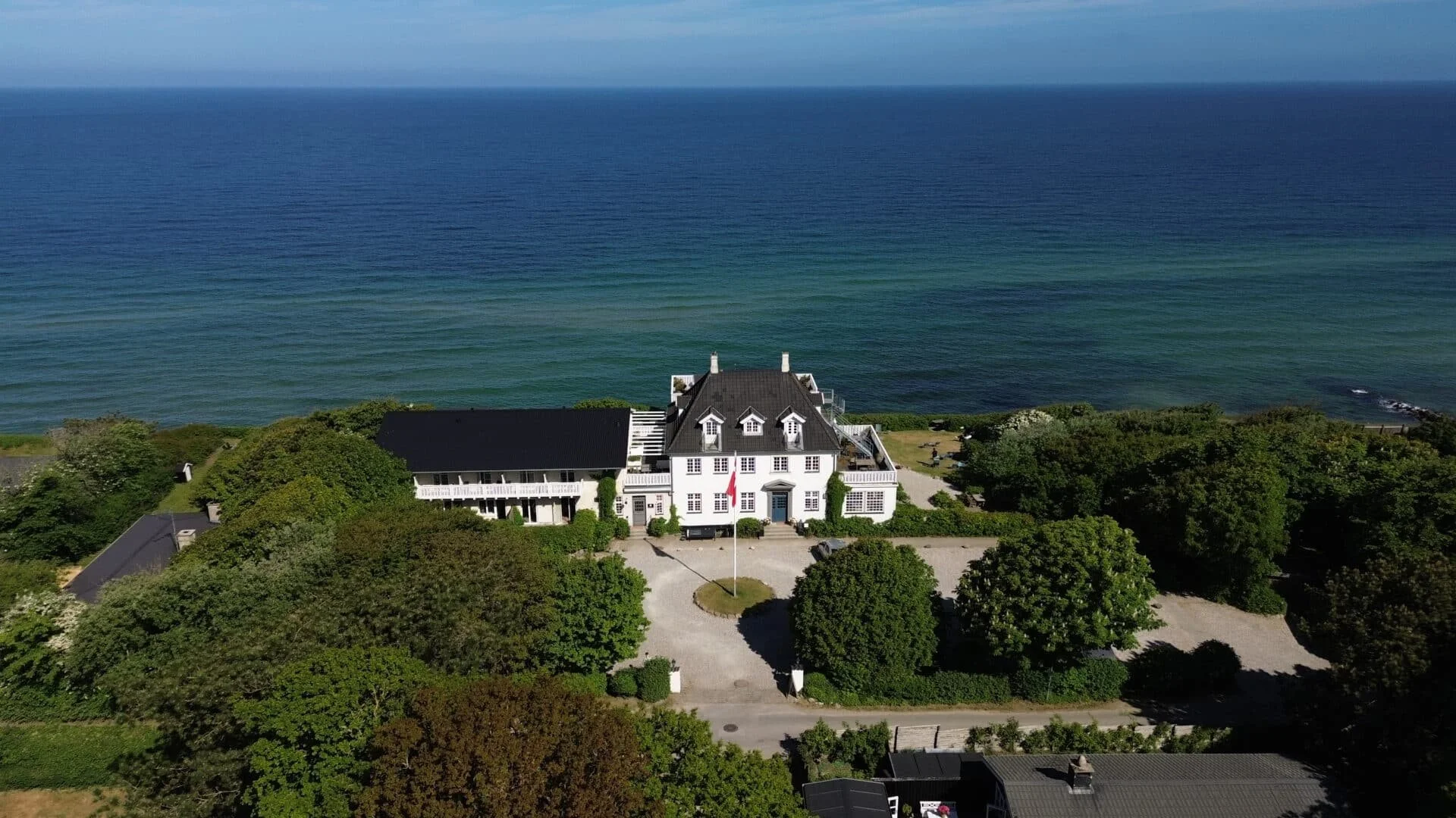 Teambuilding på Helenekilde Badehotel i Tisvildeleje – ro, havudsigt og autentisk dansk stemning. Perfekte rammer til nærvær, samarbejde og fordybelse ved Nordsjællands kyst.