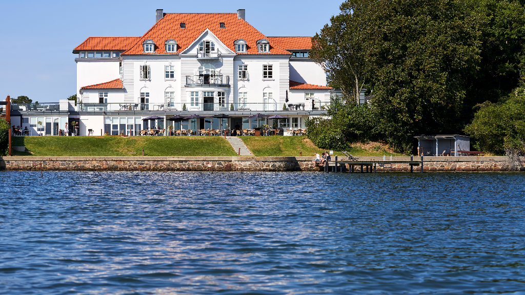 Teambuilding på Sinatur Sixtus i Middelfart – idyllisk beliggenhed direkte ved Fænøsund. Inspirerende omgivelser med natur, vand og ro skaber de bedste rammer for samarbejde og udvikling.