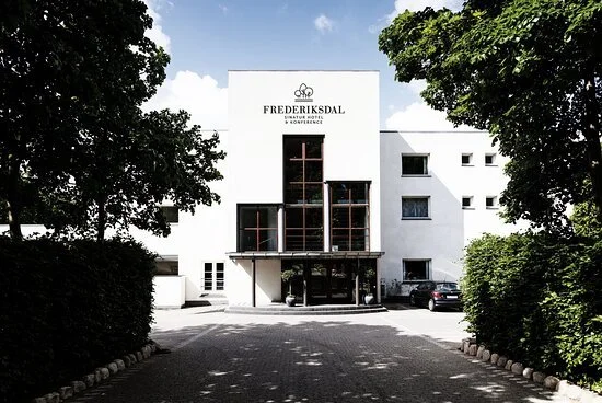 Teambuilding på Sinatur Frederiksdal – smukke omgivelser mellem skov og sø nord for København. Ideelle rammer til inspiration, samarbejde og fællesskab tæt på naturen og hovedstaden.