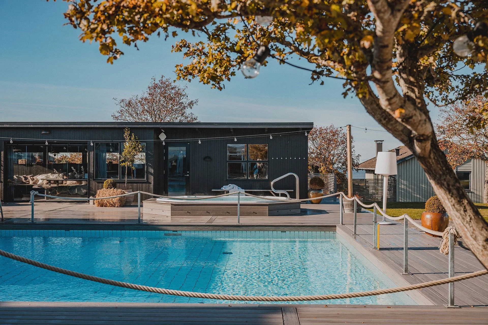 ChatGPT sagde: Teambuilding på Torekov Hotel – moderne spa og naturskøn ro ved den svenske vestkyst. Ideelle omgivelser til afslapning, samarbejde og fornyet energi tæt på havet.