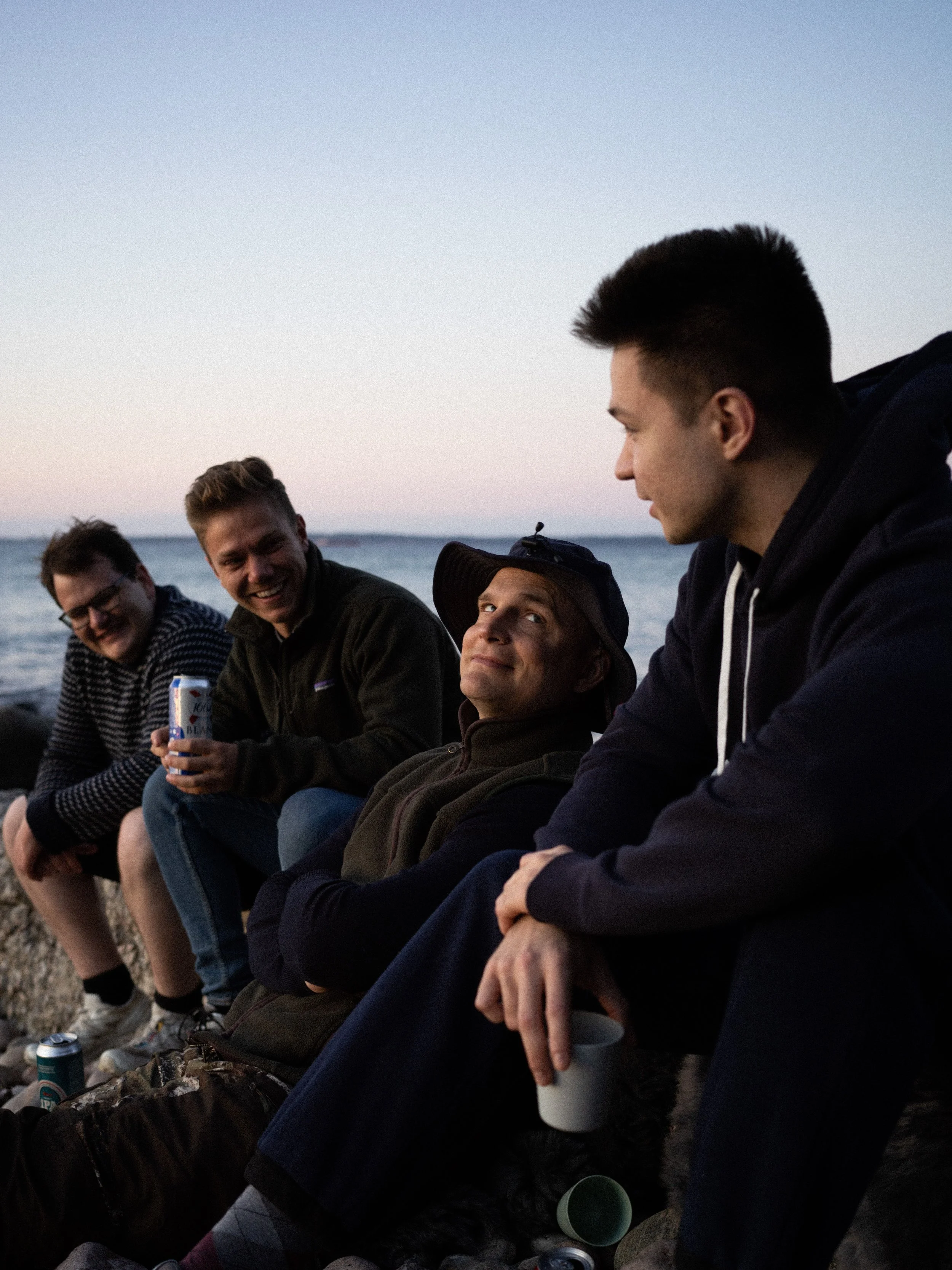 Teambuilding ved stranden skaber fællesskab, nærvær og gode grin i smukke danske omgivelser. Kollegaer nyder solnedgangen ved havet – de perfekte rammer til samarbejde og stærke relationer.