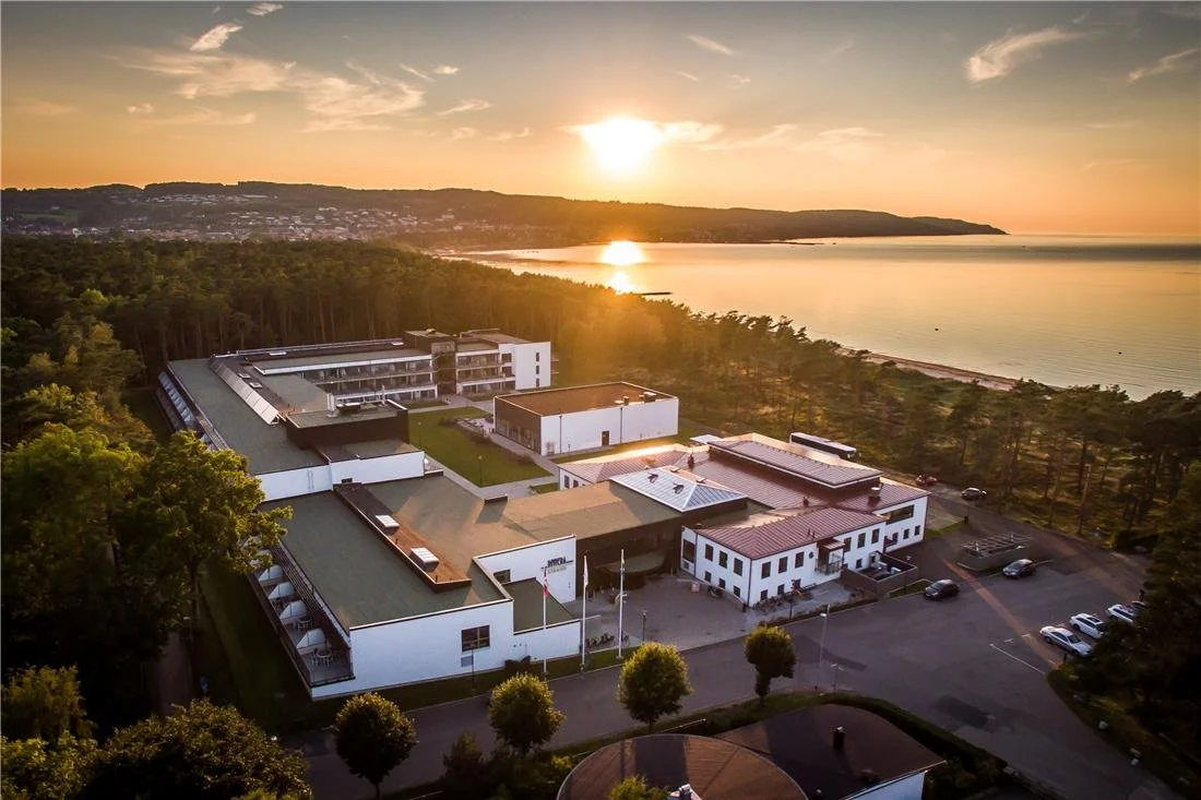 Teambuilding på Riviera Strand i Båstad – moderne hotel med havudsigt og skov som nabo. Unikke omgivelser til samarbejde, afslapning og udvikling ved den svenske riviera.