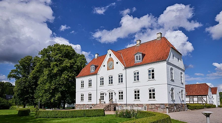 Teambuilding på Sinatur Haraldskær – historisk herregård i Vejles naturskønne ådal. Kombinér natur, ro og moderne mødefaciliteter for styrket samarbejde og fællesskab.