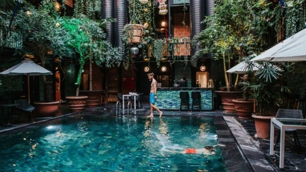 ChatGPT sagde: Teambuilding på Manon Les Suites by Guldsmeden – tropisk oase midt i København. Unikke rammer med pool og grønne omgivelser skaber inspiration, afslapning og stærkt fællesskab.